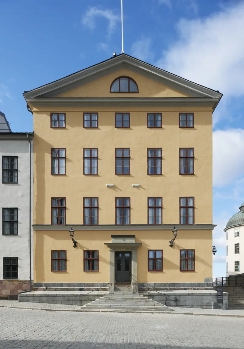 Gaveln på Kammarrättens hus. Ett gulputsat hus med sadeltak.