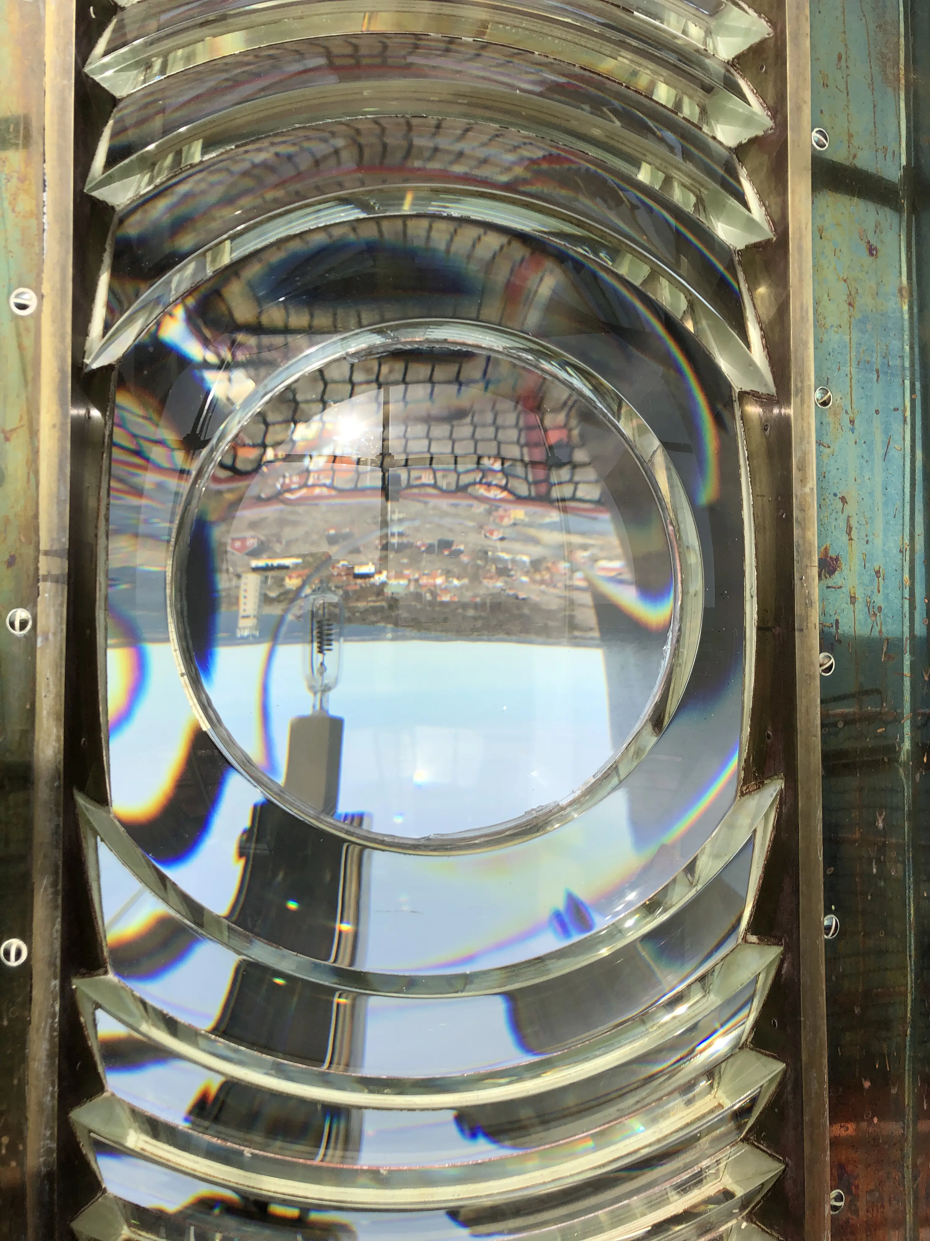 Landsorts fyr. Närbild på Fresnel-linsen i lanterninen.