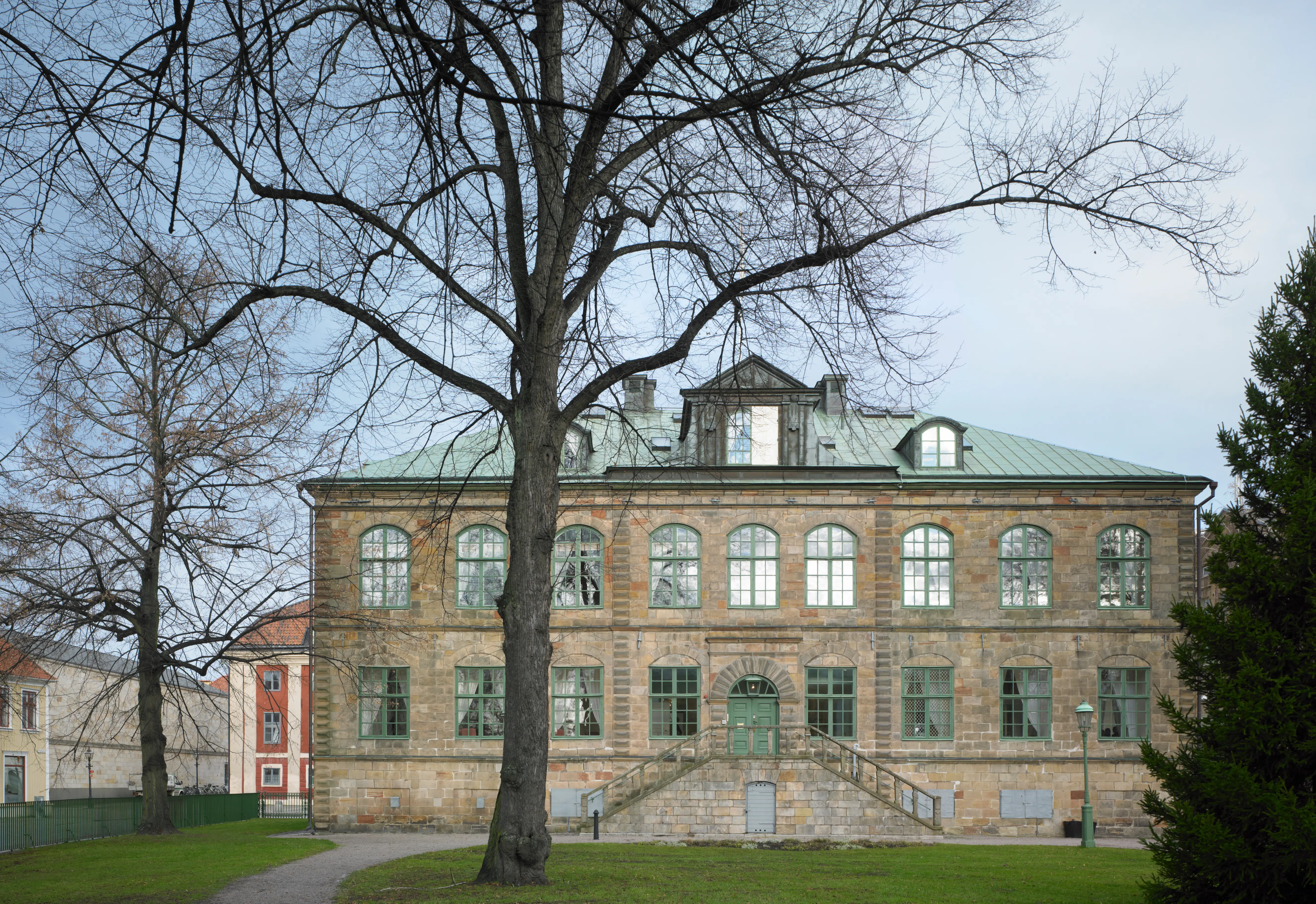 Göta hovrätt, domstolsbyggnaden. En bastant tvåvåningsbyggnad i grå-brun sten, med tak-kupor. En dubbeltrappa leder upp till porten.