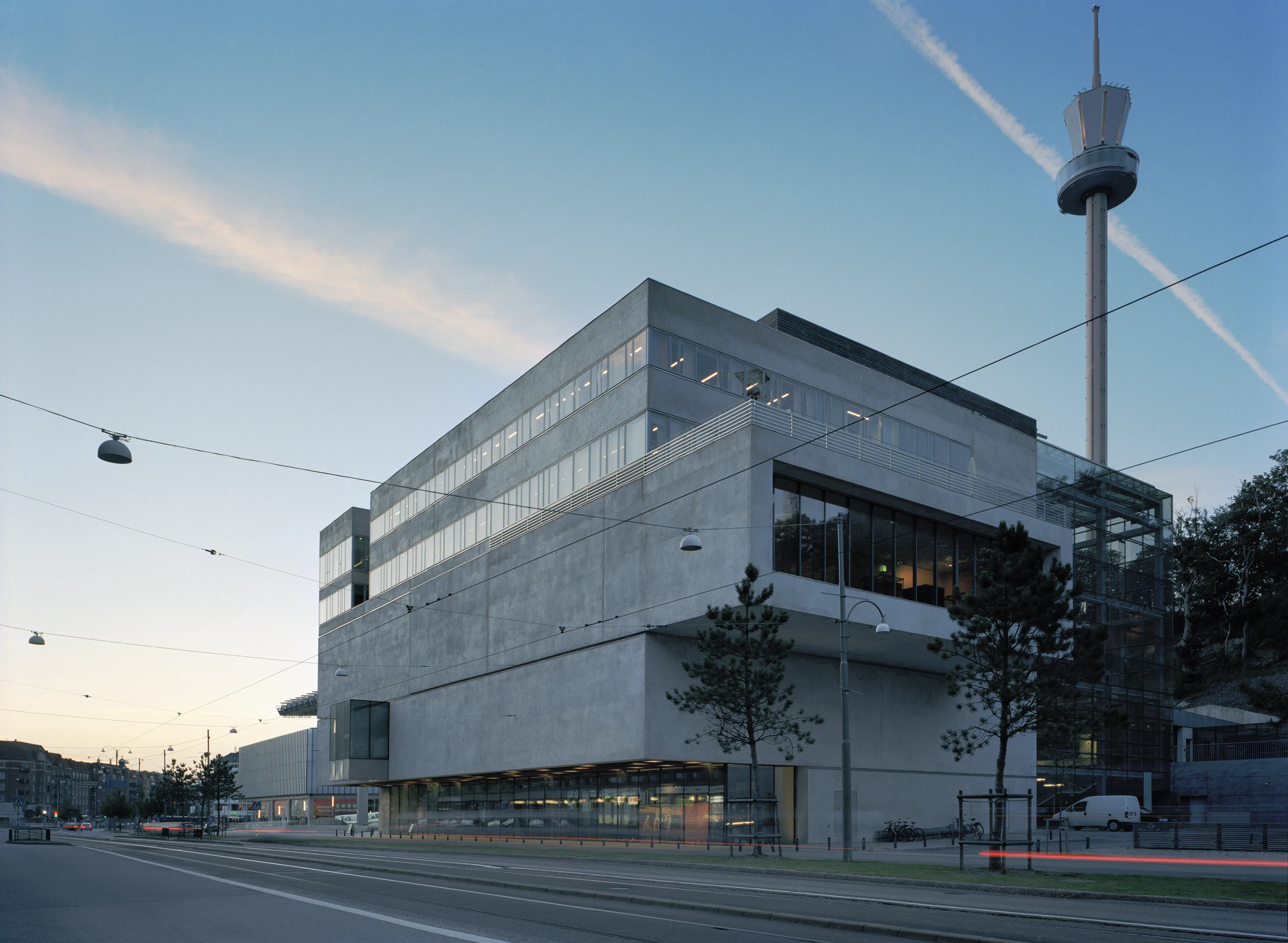 Exteriör Världskulturmuseet i Göteborg. En kantig byggnad i slät betong, med stora fönsterpartier.