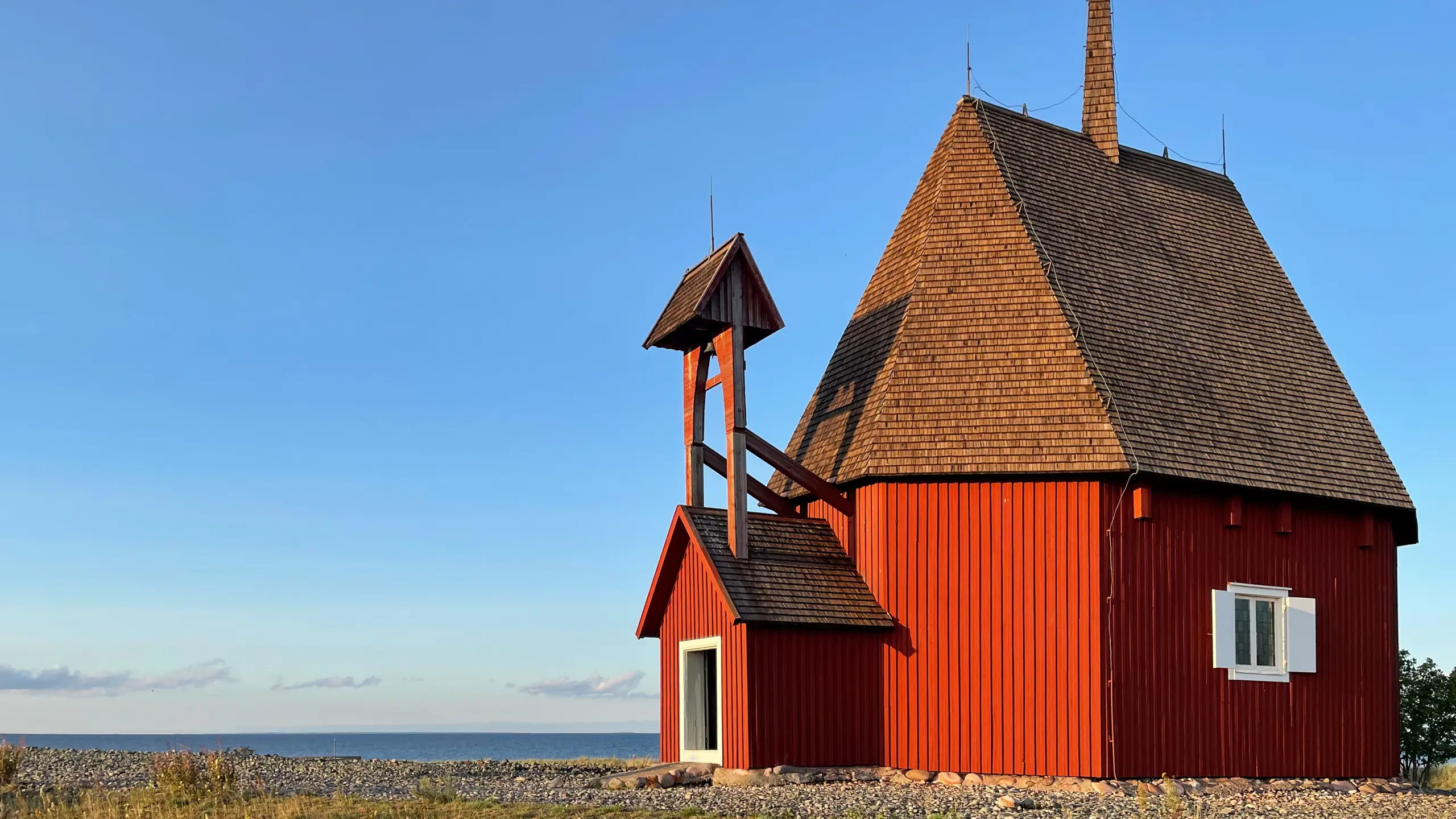 Malörens kapell, med väggar av rödmålat trä.