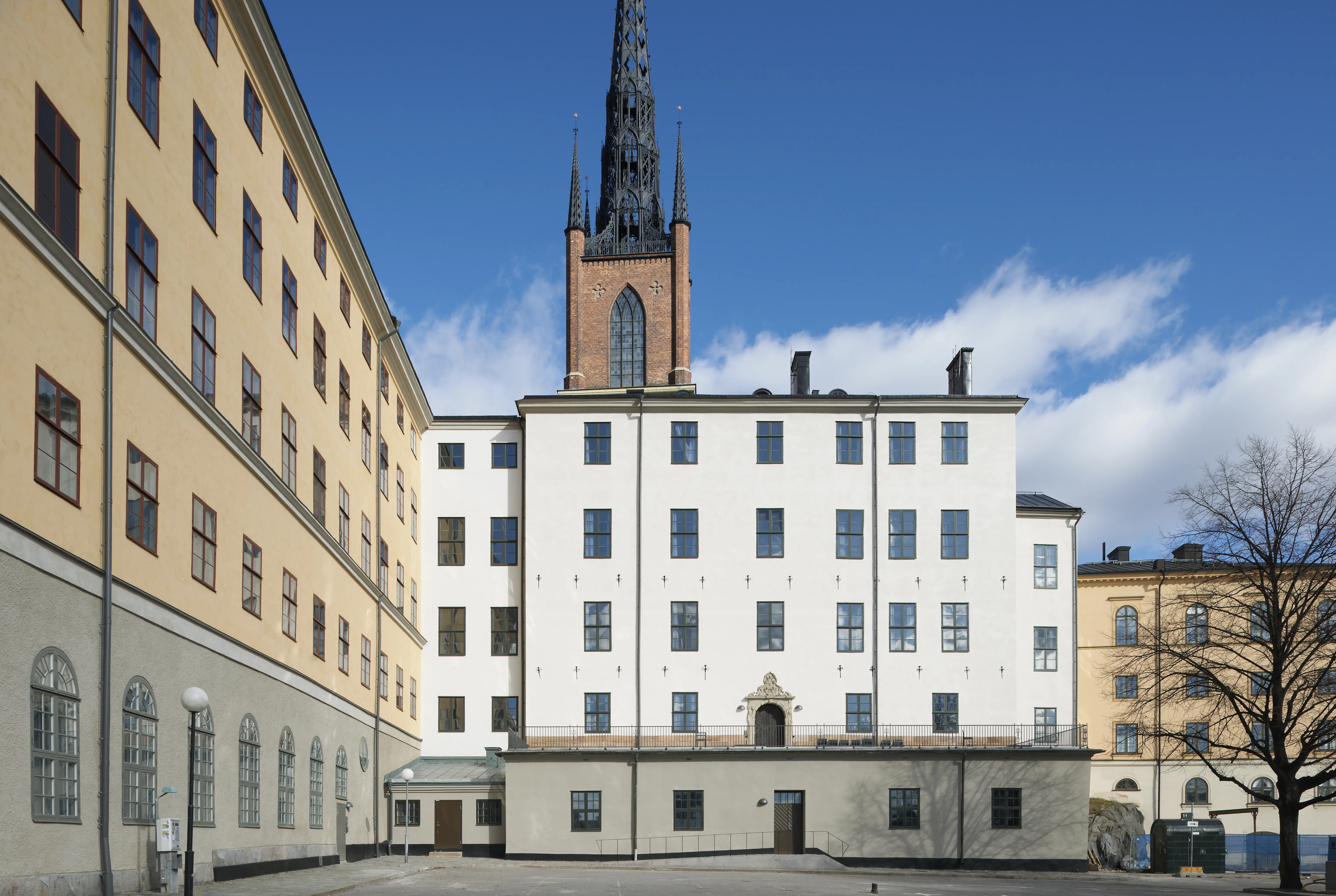 Sparreska palatset från Norra Riddarholmshamnen. Till höger kammarrättens hus