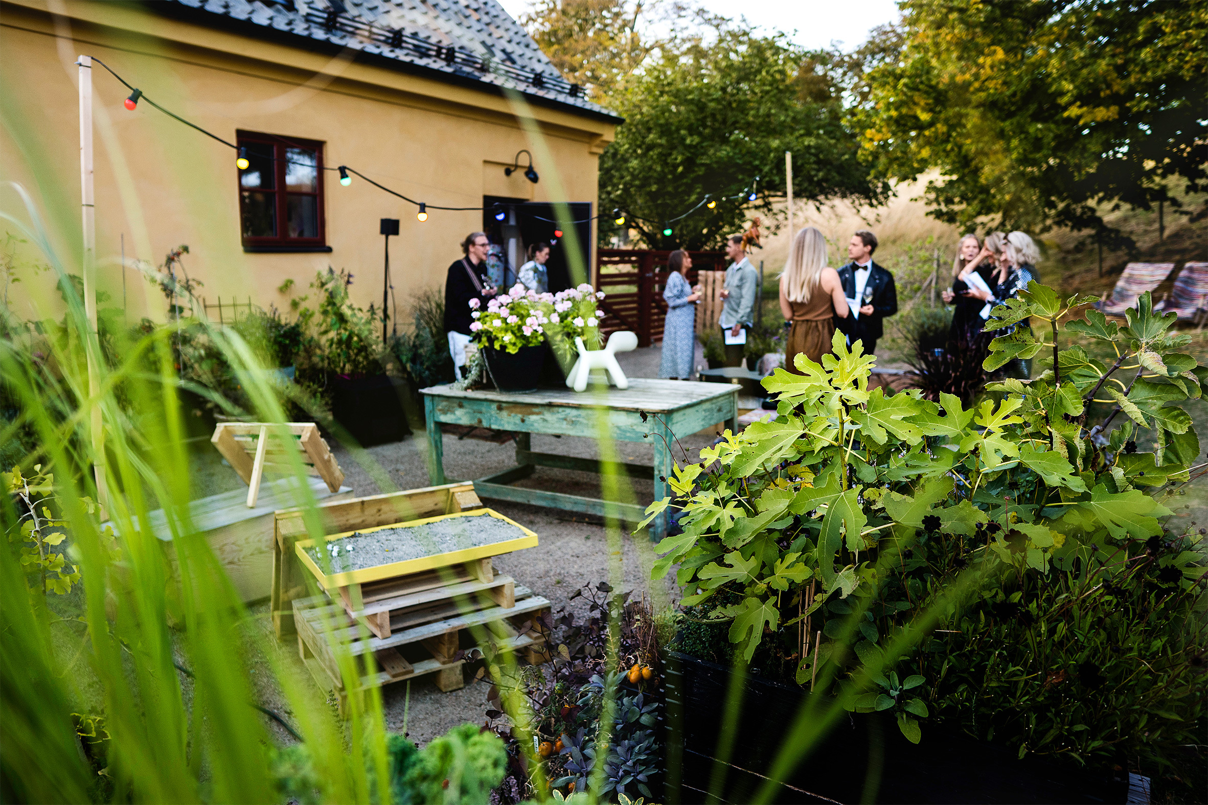 Mingel på bakgården till restaurang Smörtaxen på Landskrona citadell.