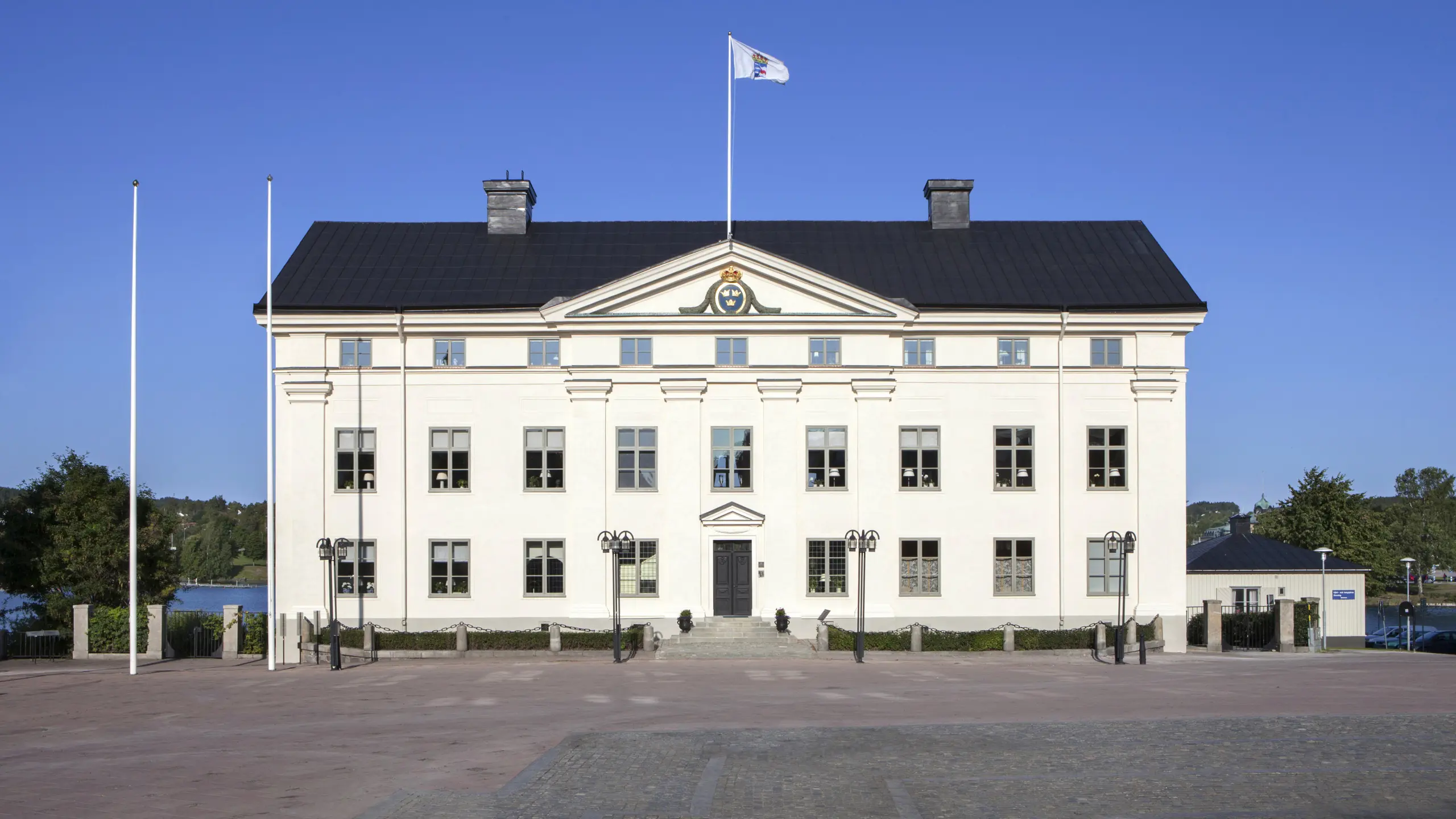 Vit husfasad mot blå himmel