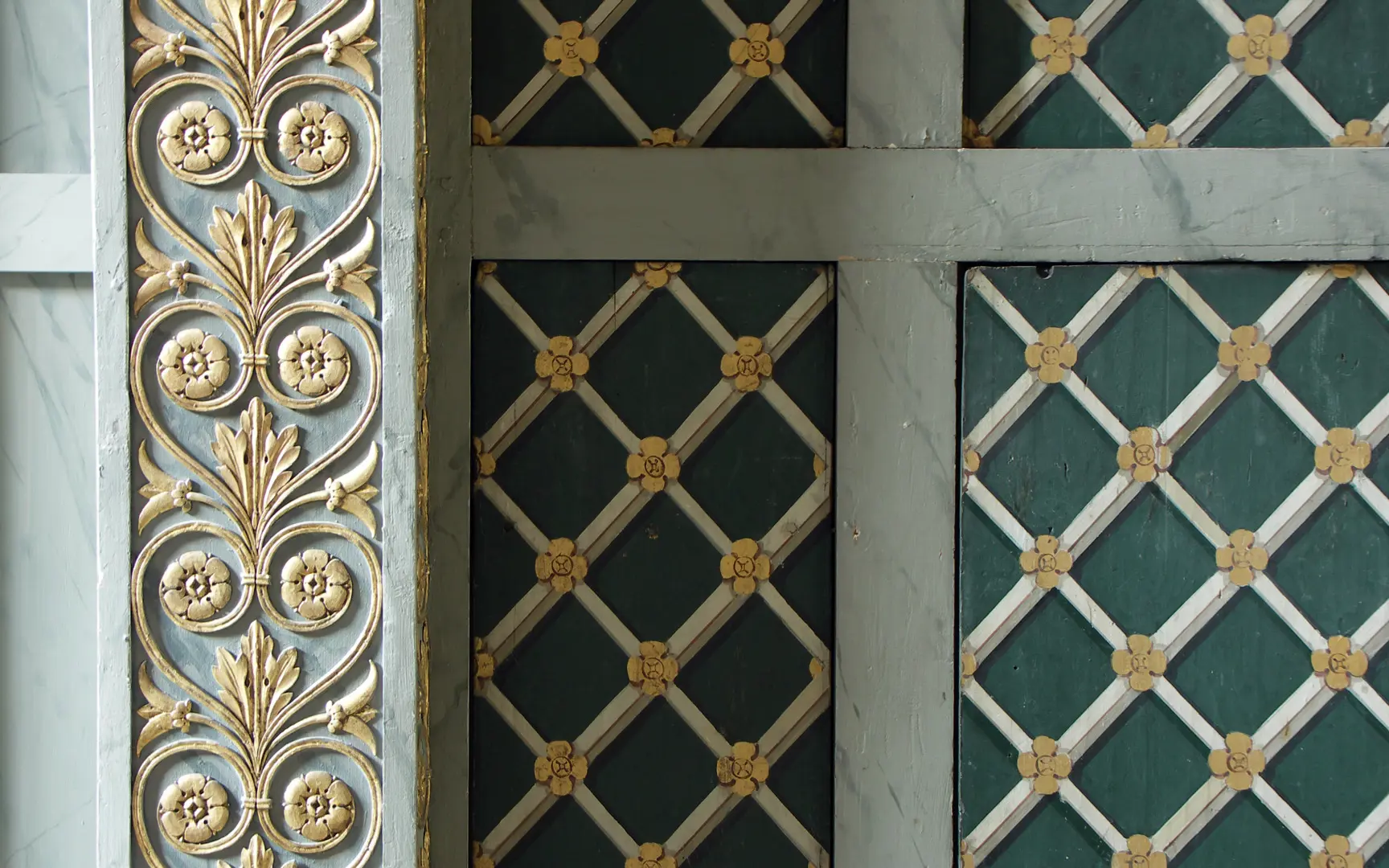 Detalj från Orgelhuset med väggmålningar och sniderier.