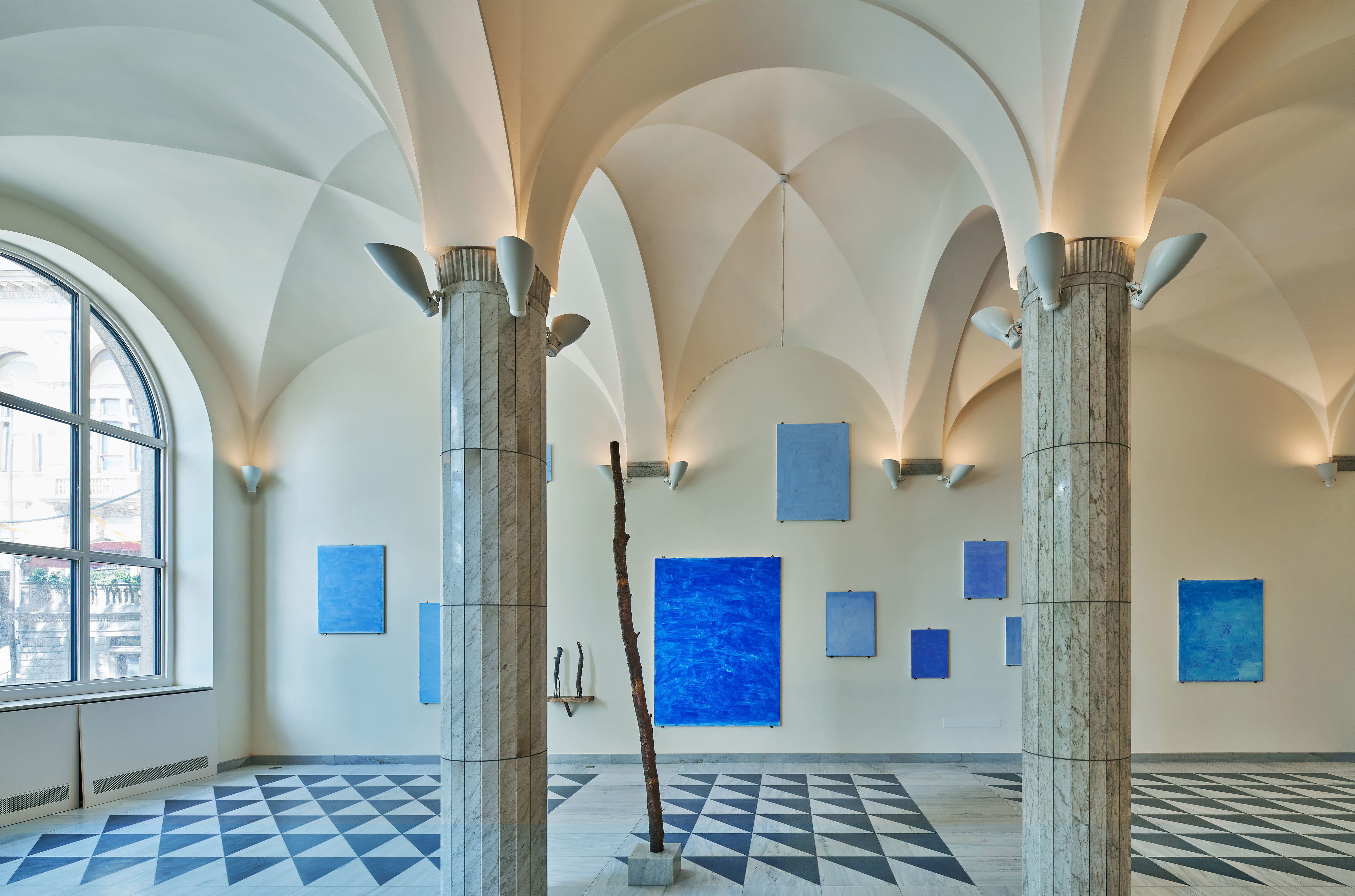 Entré i Rosenbad med blå tavlor kallade "Himmel" målade av Cecilia Edefalk