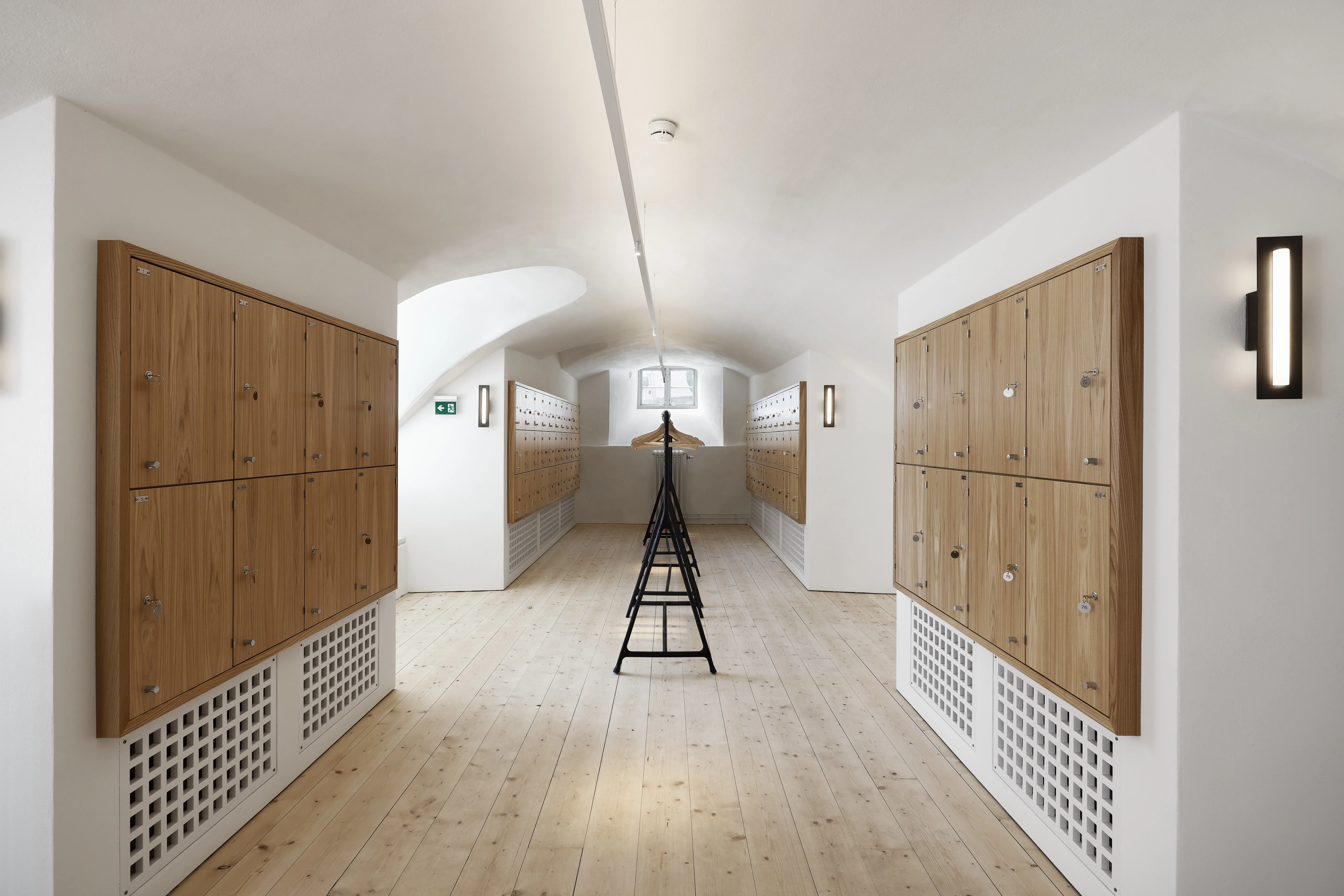 Gustavianum. Garderobsutrymme med ventilation och nya förvarings-skåp i trä.
