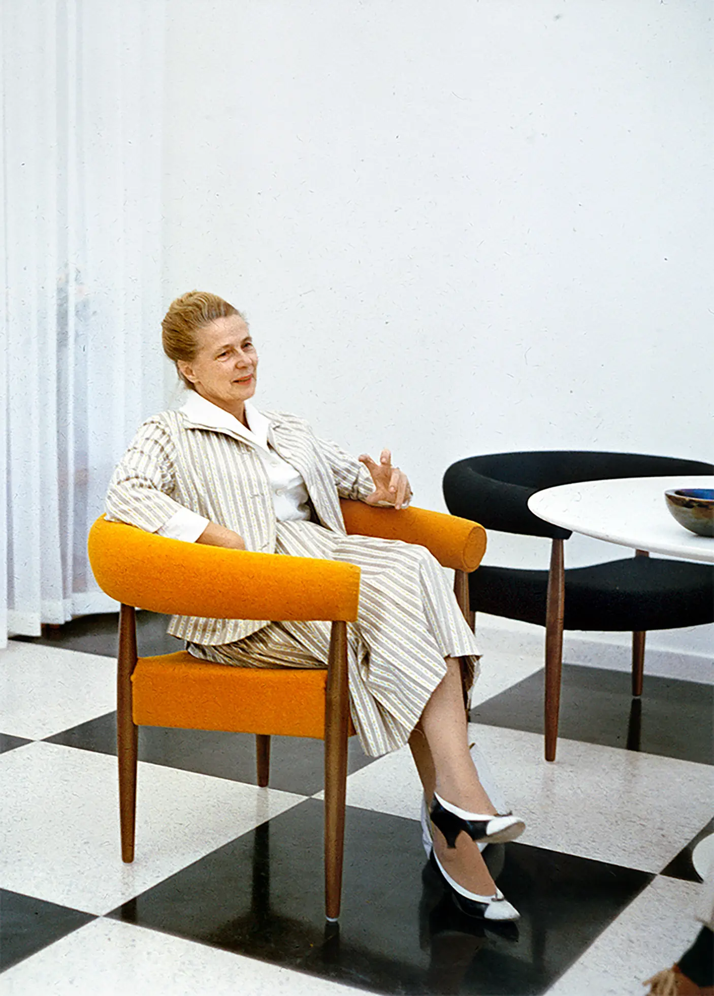 Ambassadör Alva Myrdal i New Delhi i samband med den svenska ambassadens invigning 1959.