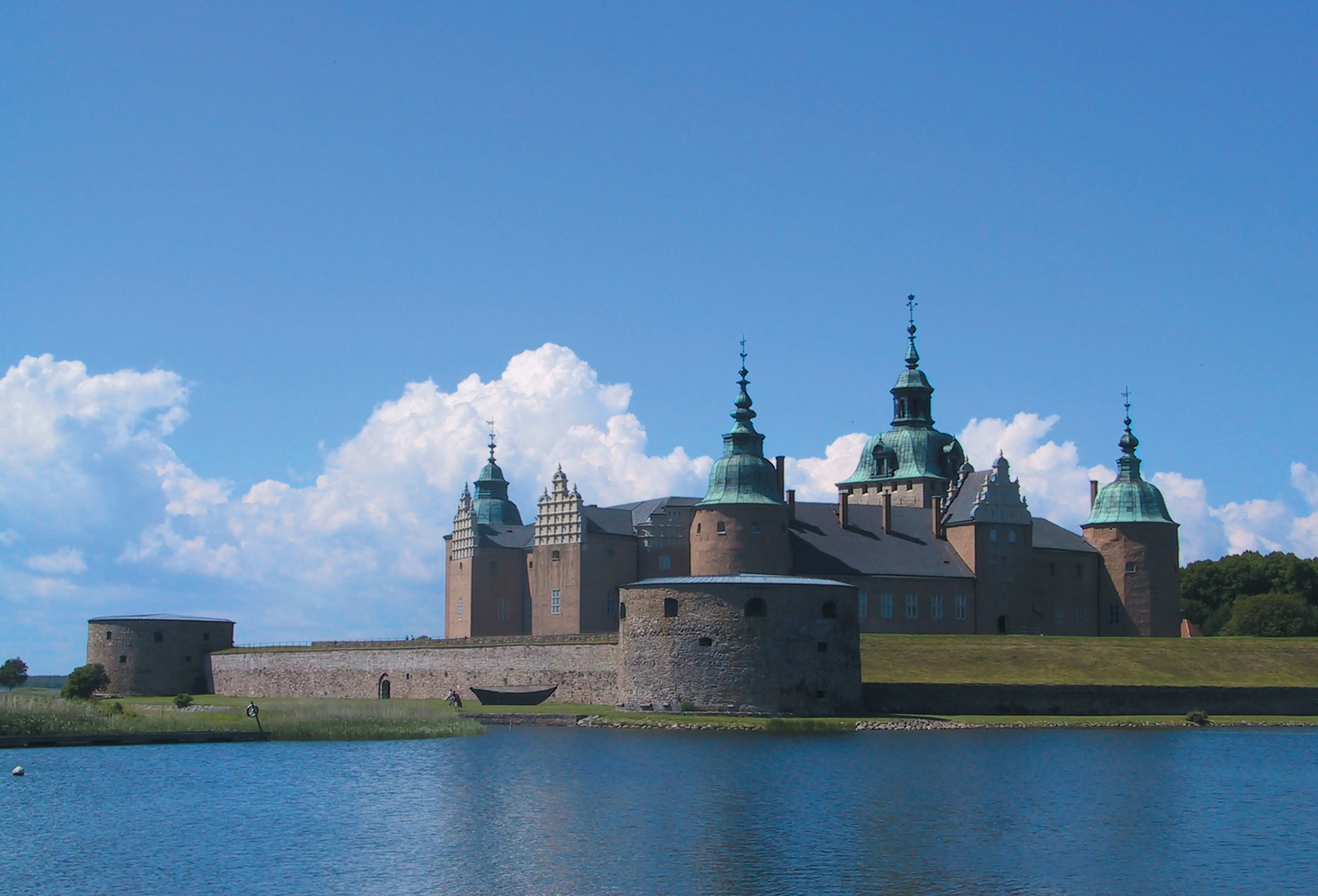 Slott mot blått hav och blå himmel