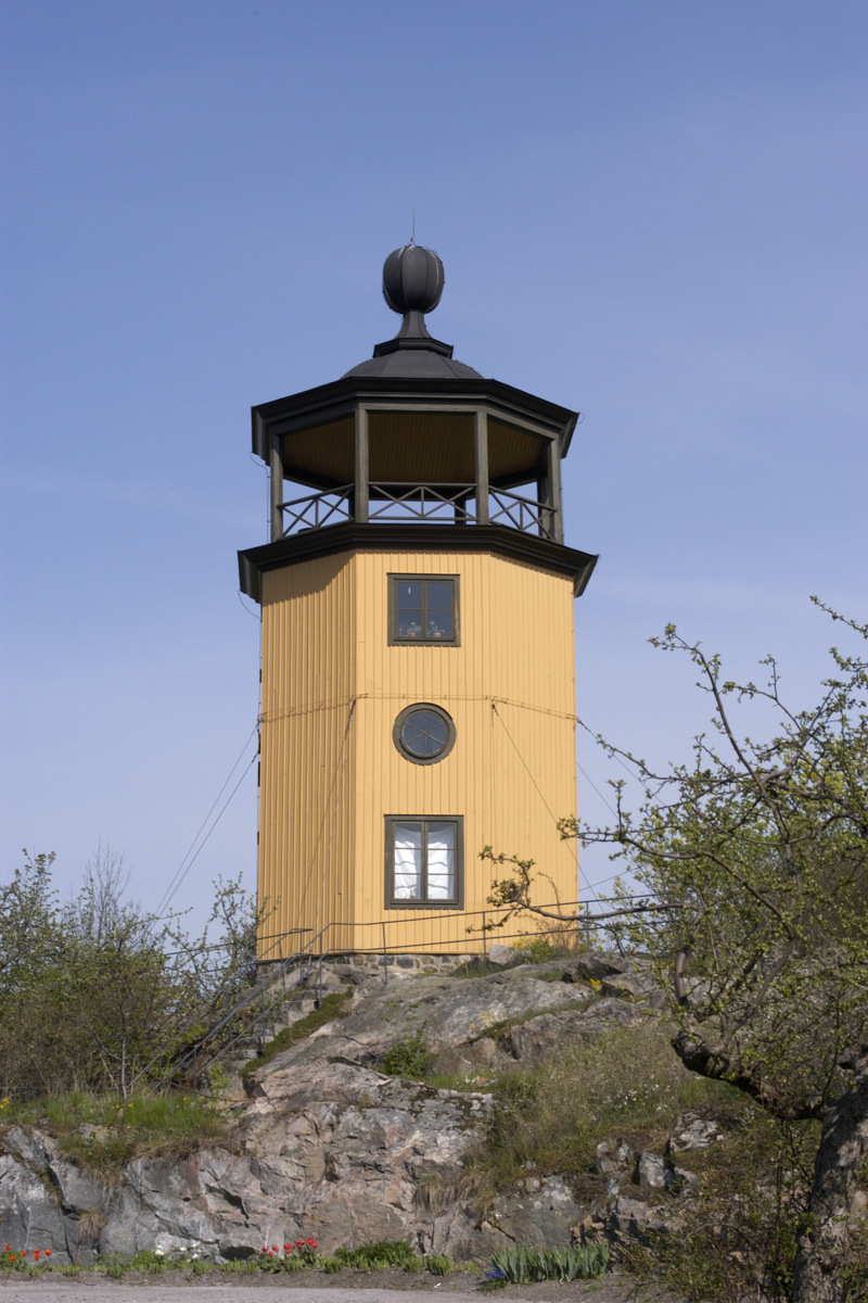 Utsiktstornet med gulmålad träfasad.