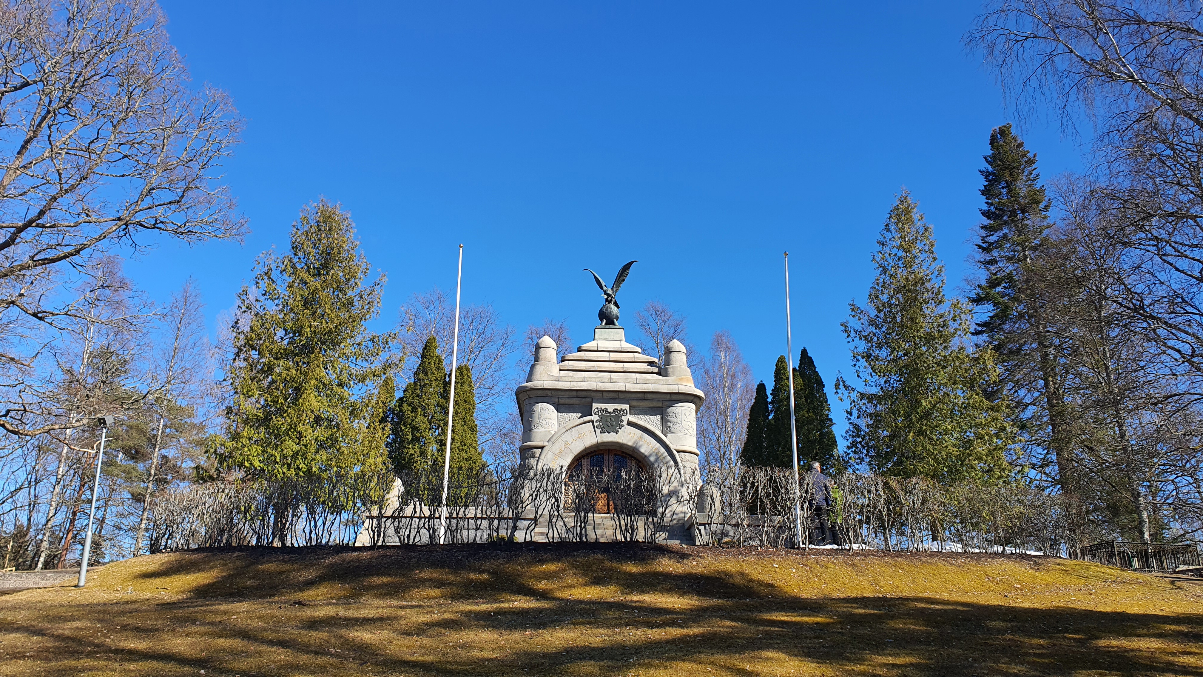 John Ericsson-monumentet med gravbyggnaden i nationalromantisk stil. Tidig vår.