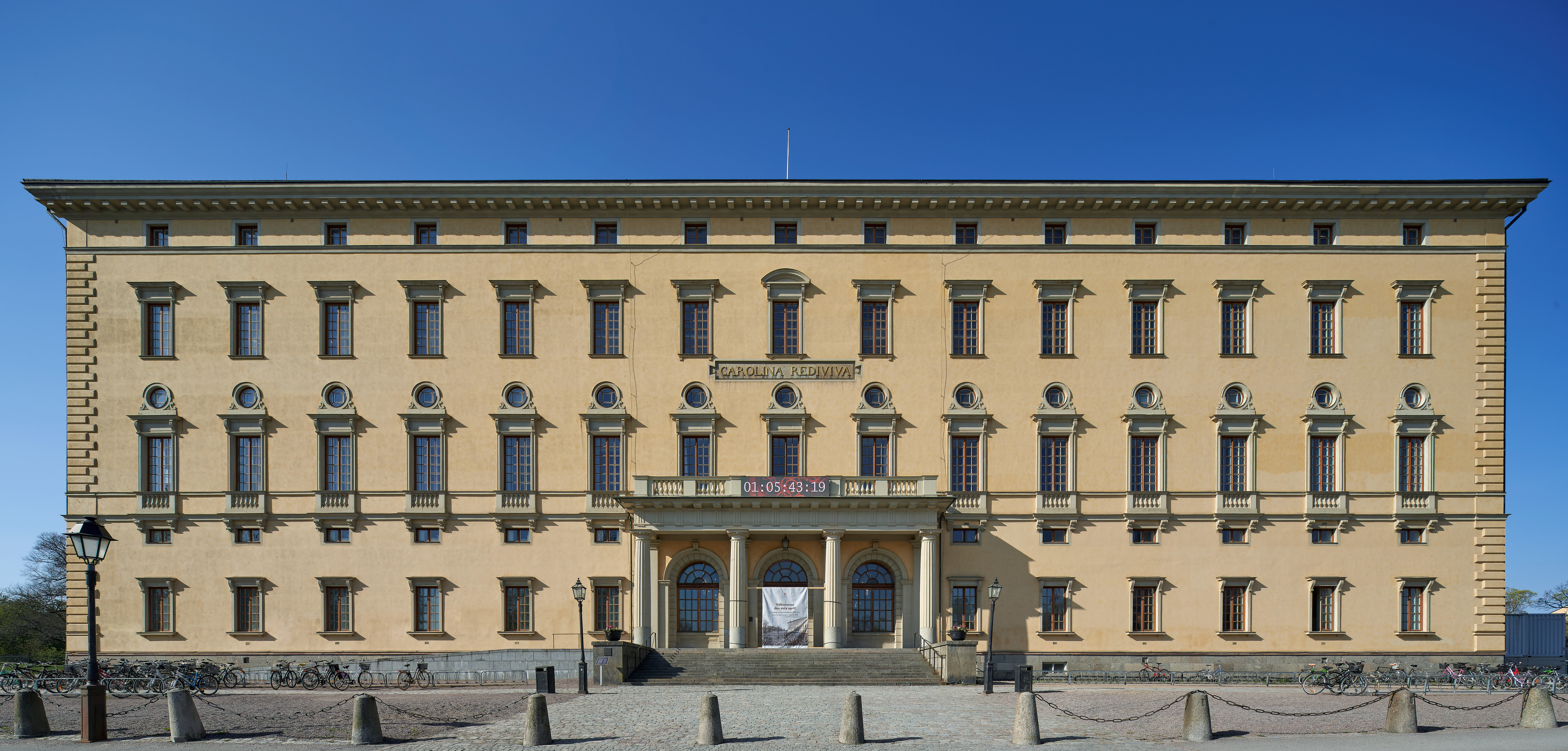 Carolina Rediviva i Uppsala. En klassicistisk byggnad i tre våningar.