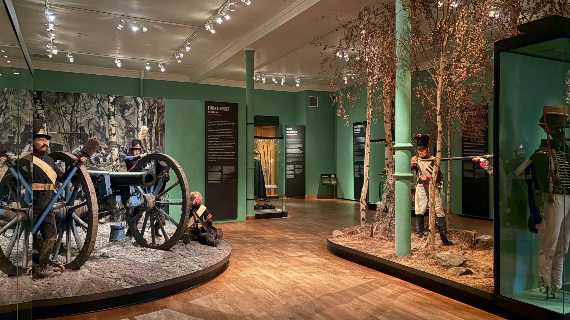 Armémuseum. Utställnings-hall med dioraman av krigs-scener.