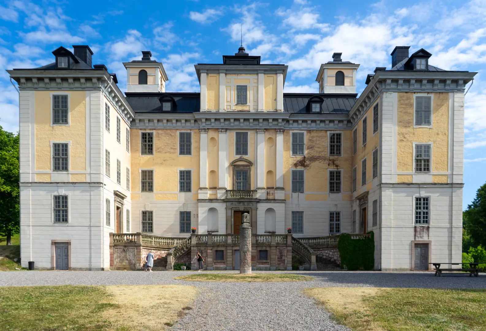 Mälsåker slott under klarblå himmel.