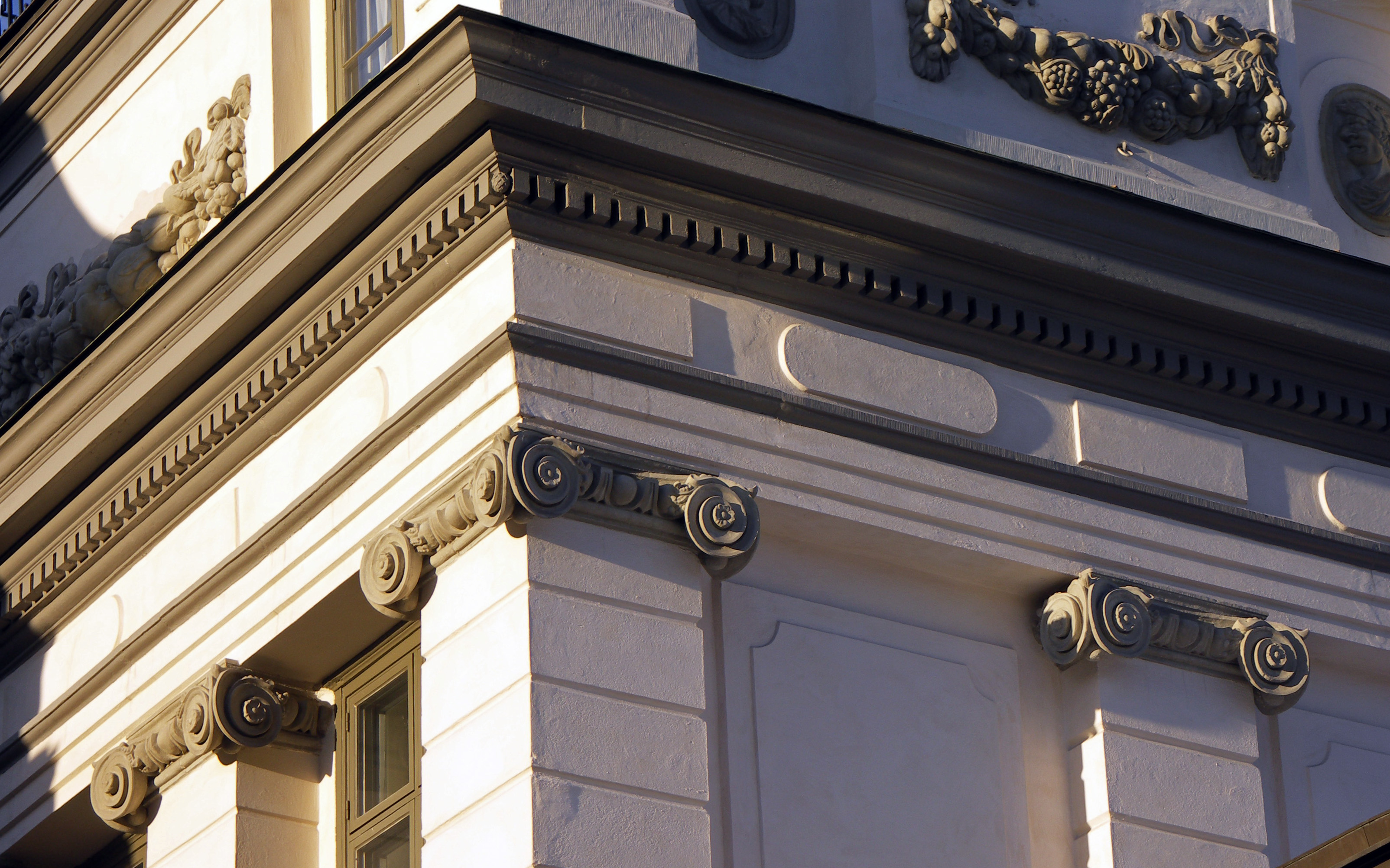 Detalj av den den rikt dekorerade fasaden på Bondeska palatset.