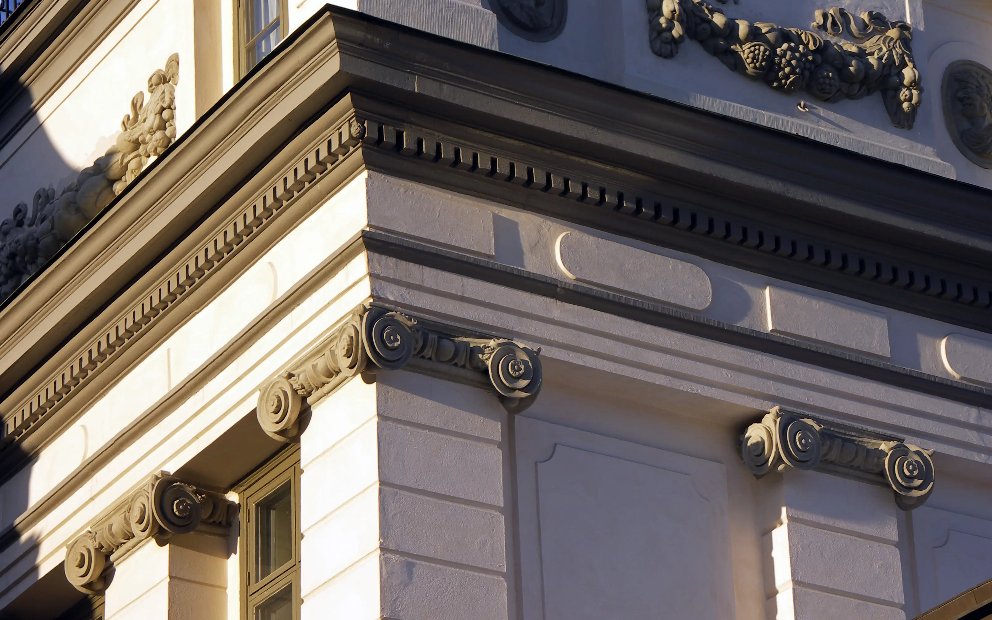 Detalj av den den rikt dekorerade fasaden på Bondeska palatset.
