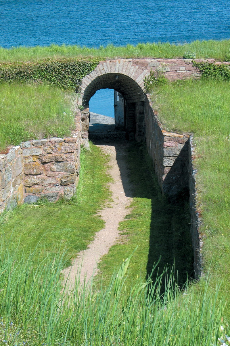 Drottningskärs bastioner med havet som bakgrund.