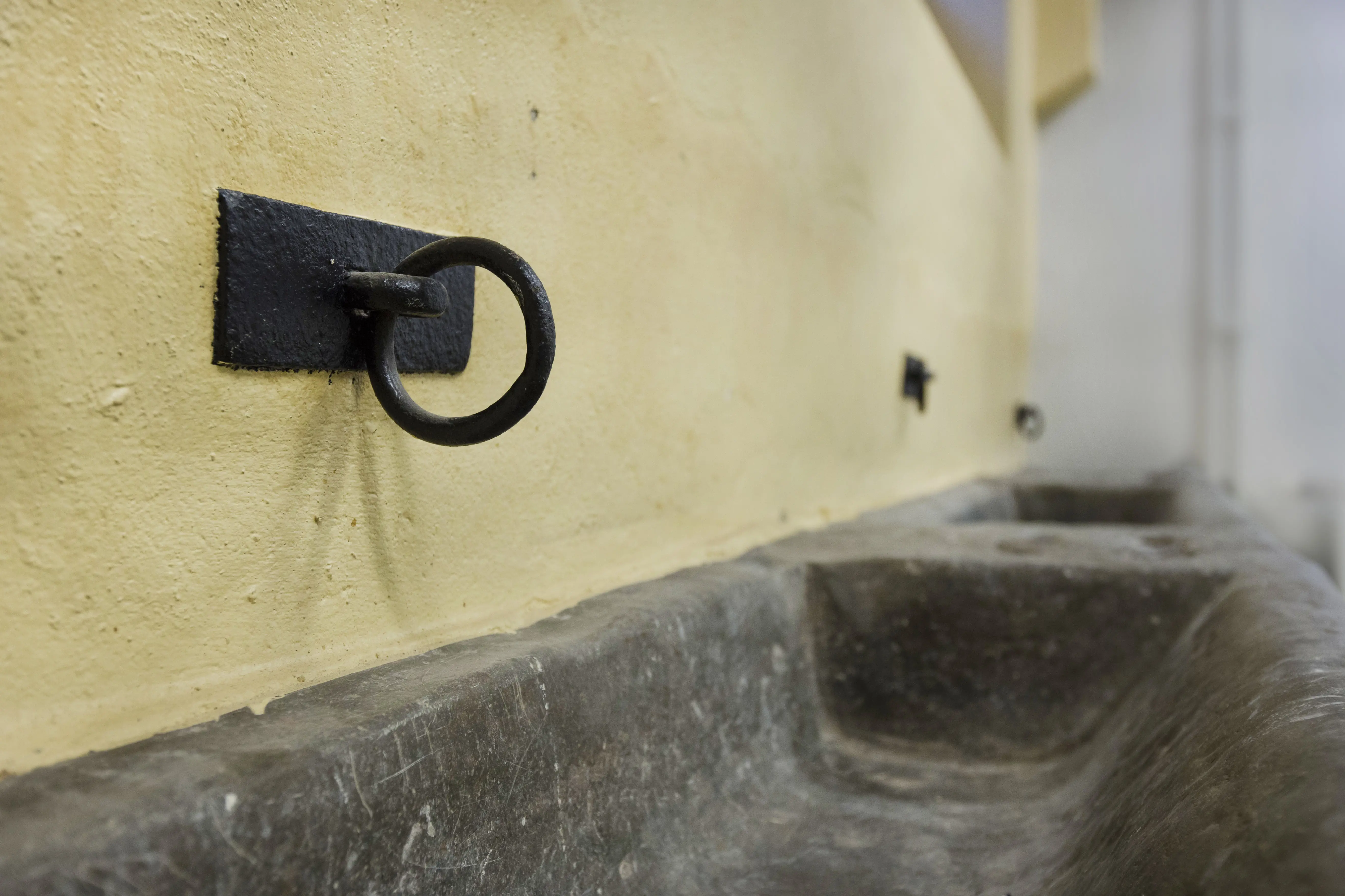 Interiör, Västra stallet i kvarteret Krubban. Matränna i sten.