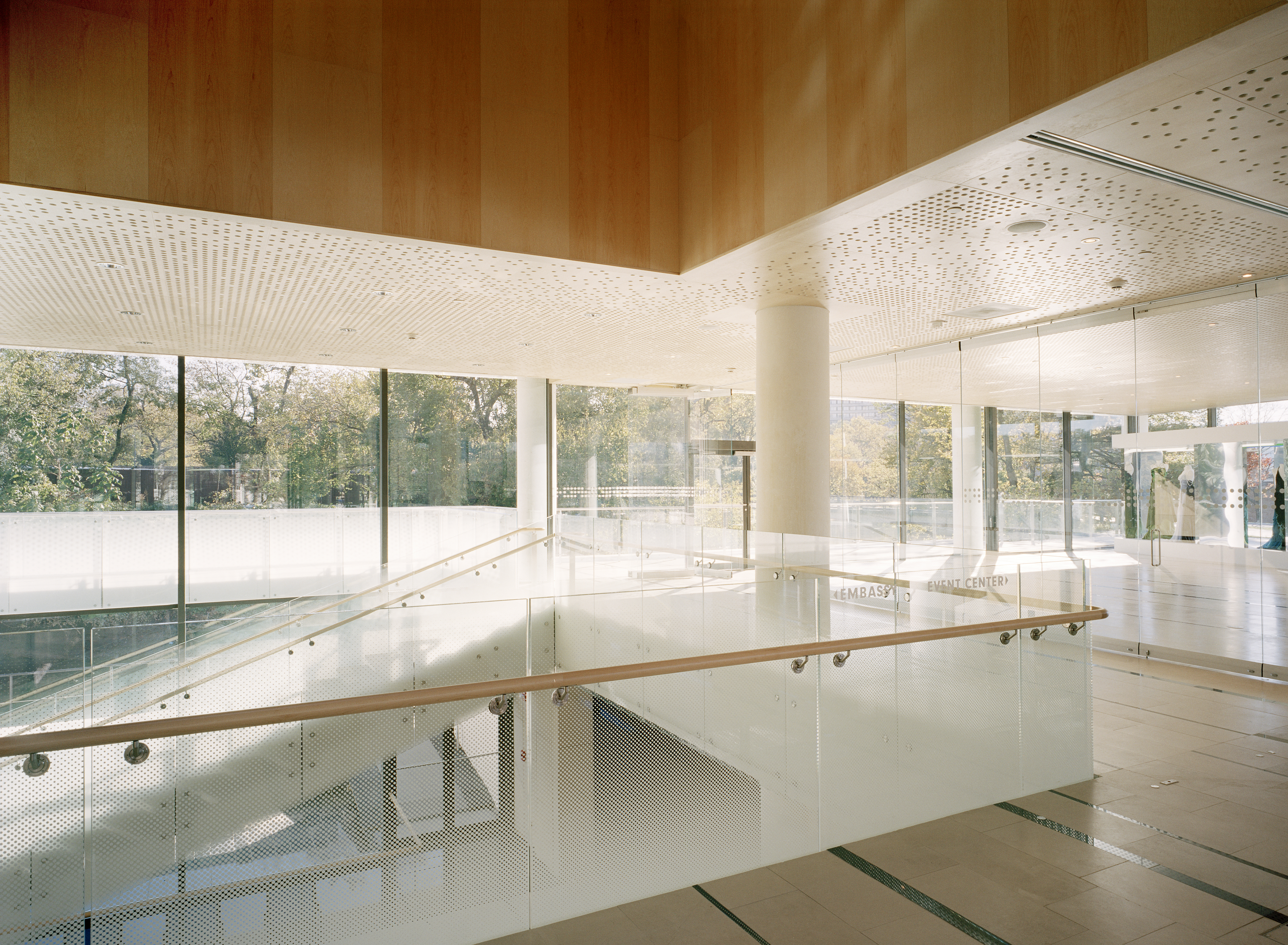 Interiör, House of Sweden i Washington. Innerväggarna är klädda i ljust trä. Räcken kring trappor och gallerier är av glas.