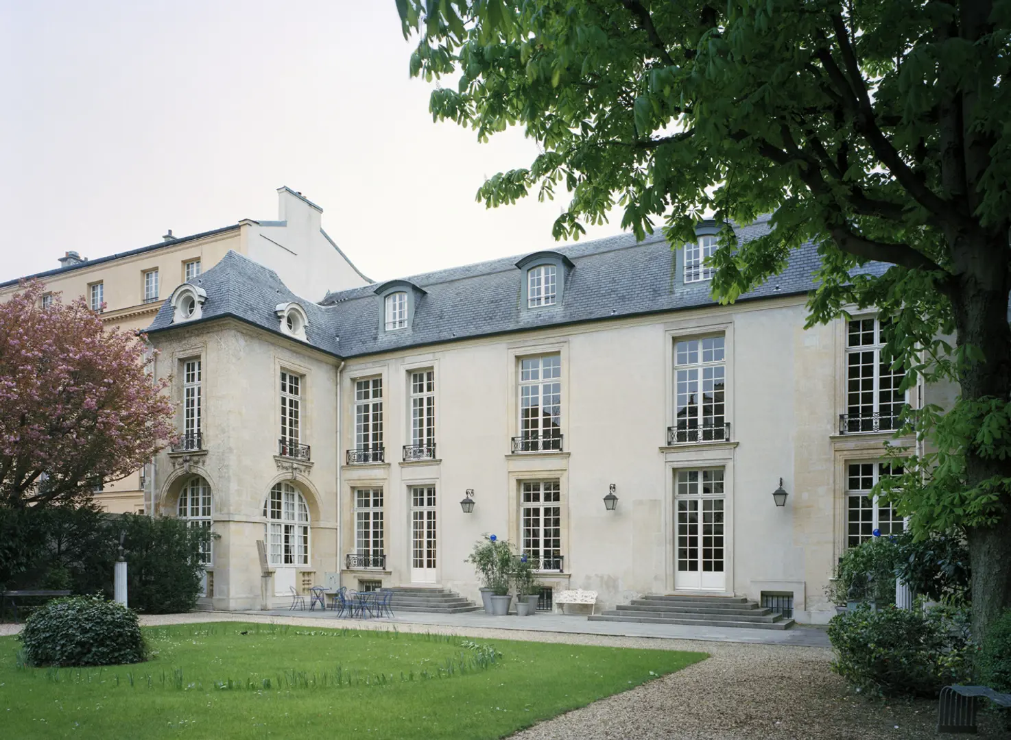 Svenska institutet i Paris. Baksidan mot trädgården. Franska fönster täcker nästan hela fasaden.