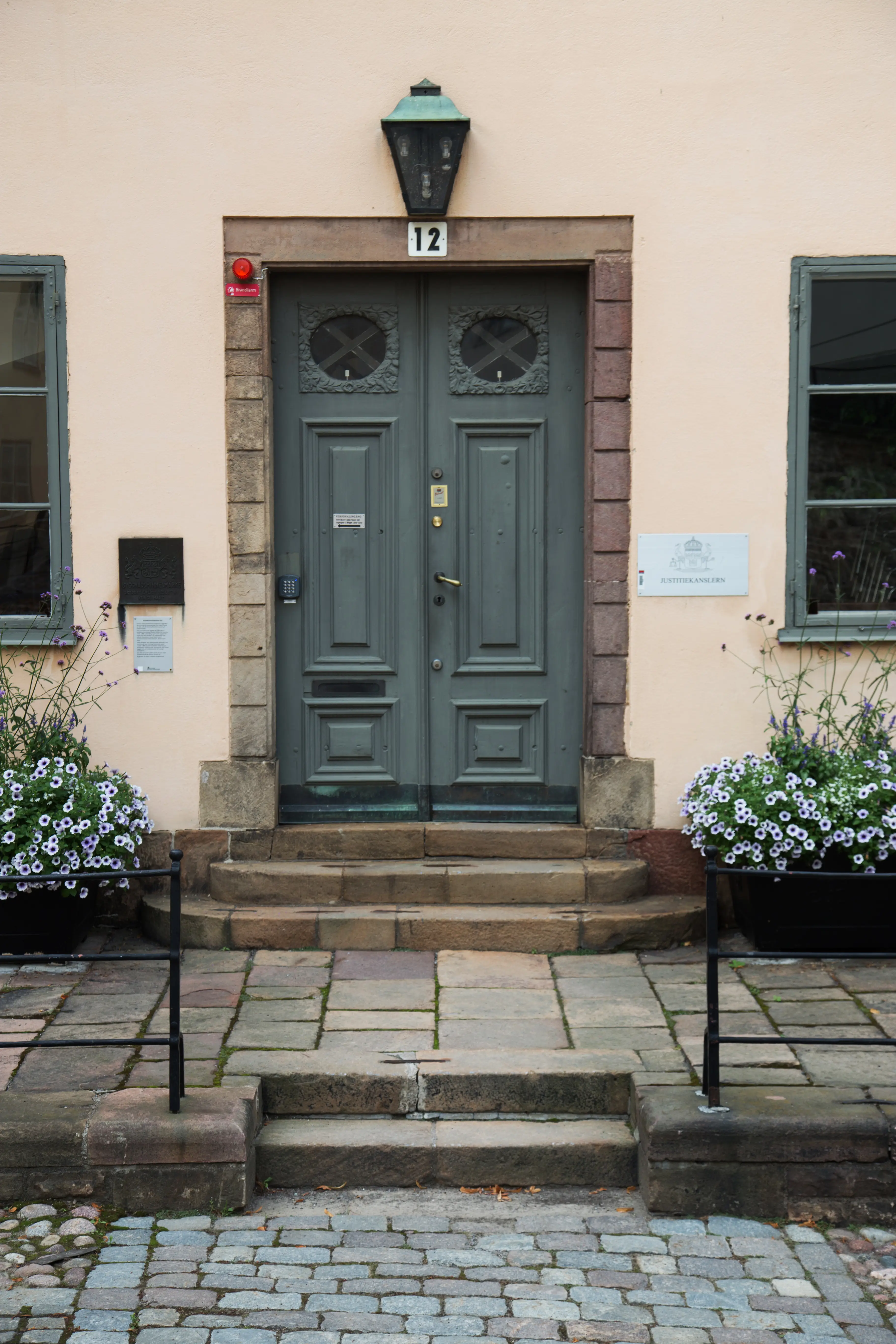 Överkommissariens hus. Porten mot gården. En enkel stenportal ramar in en dubbeldörr.