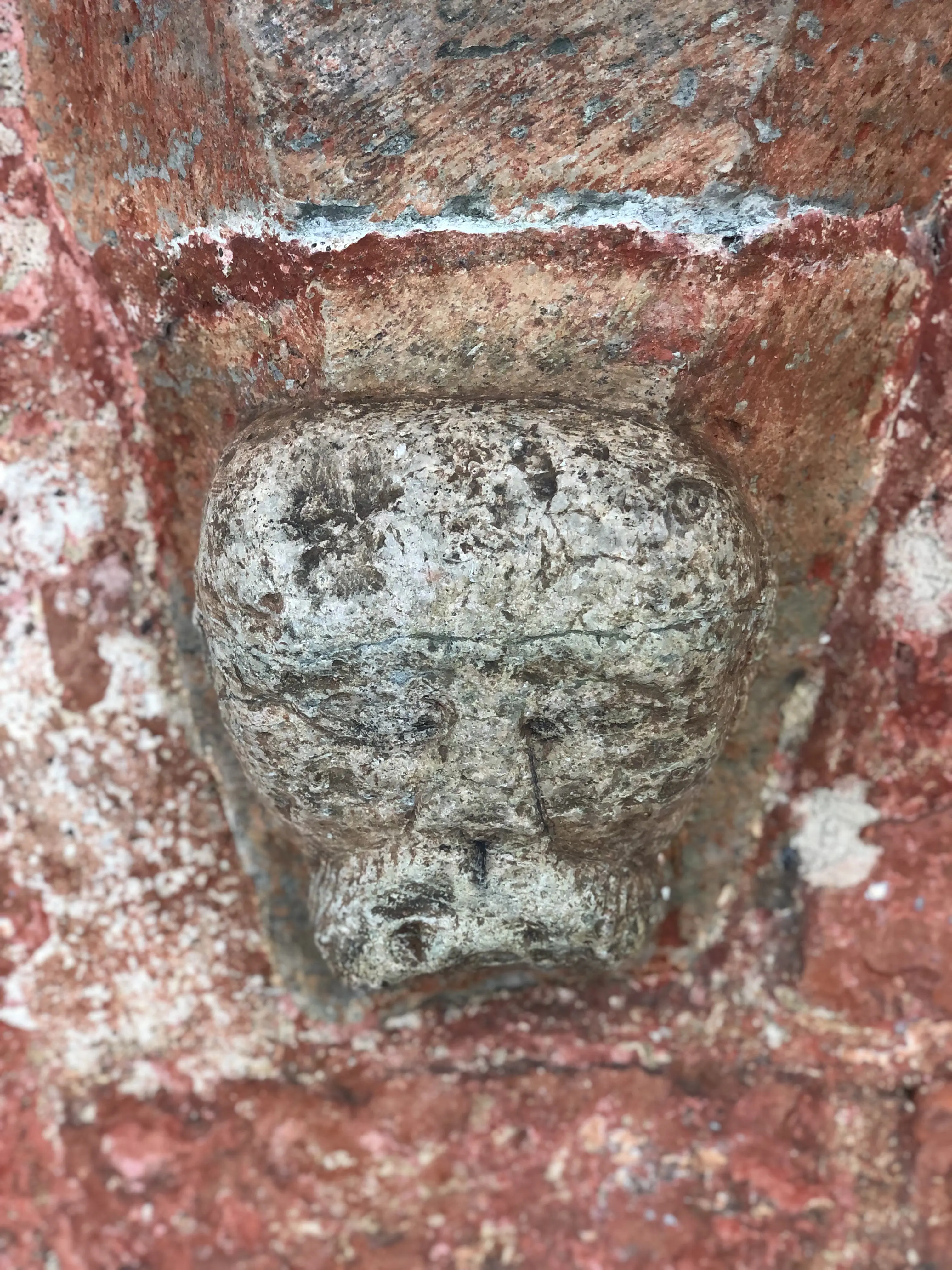 Mårten Skinnares hus, detalj på fasaden. Ett skulpterat huvud i sten, med stilig mustasch.