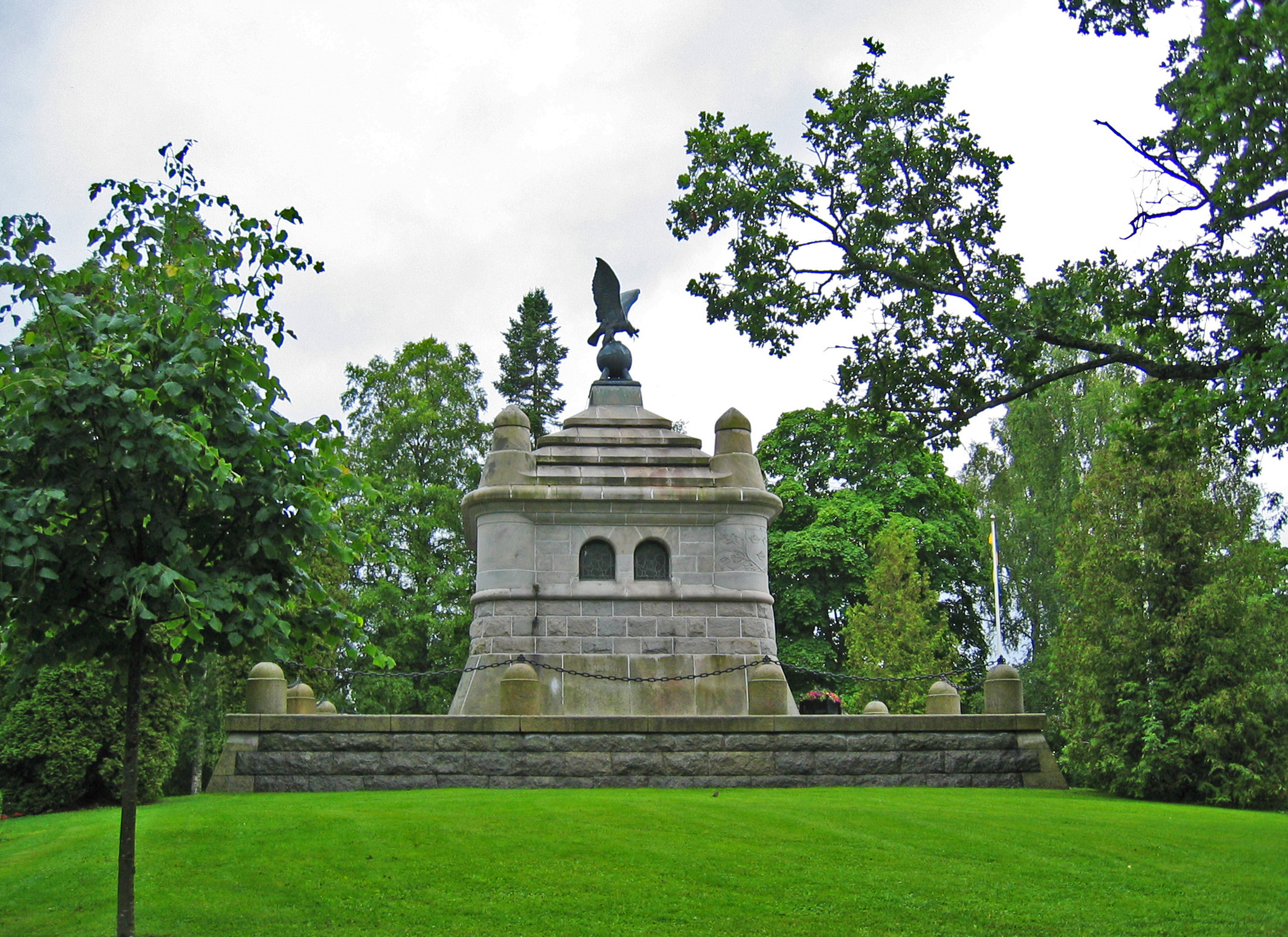 John Ericsson-monumentet med gravbyggnaden i nationalromantisk stil. Sommar och grönska.