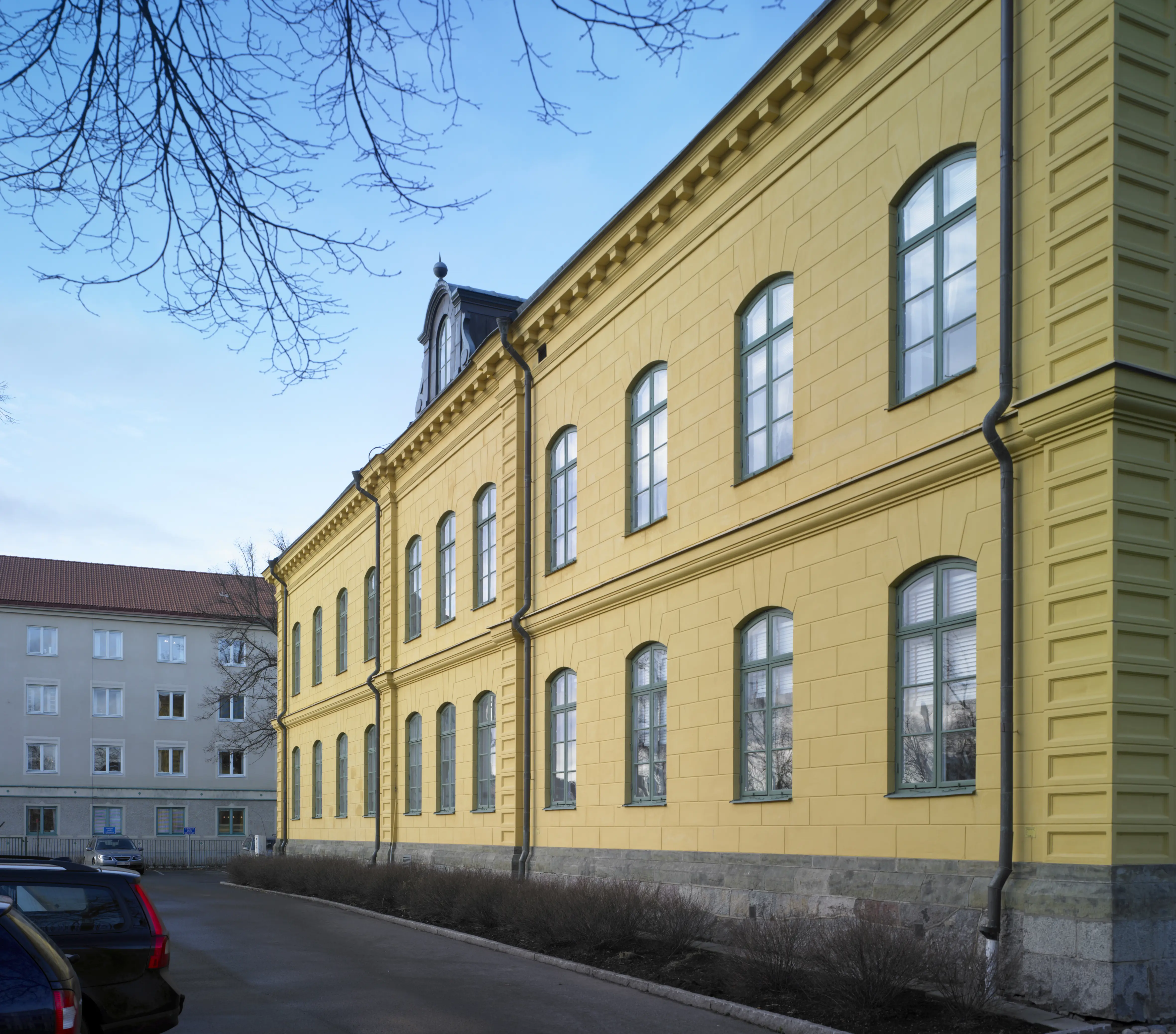 Exteriör, ämbetsbyggnaden. Tvåvåningsbyggnad i gul puts.