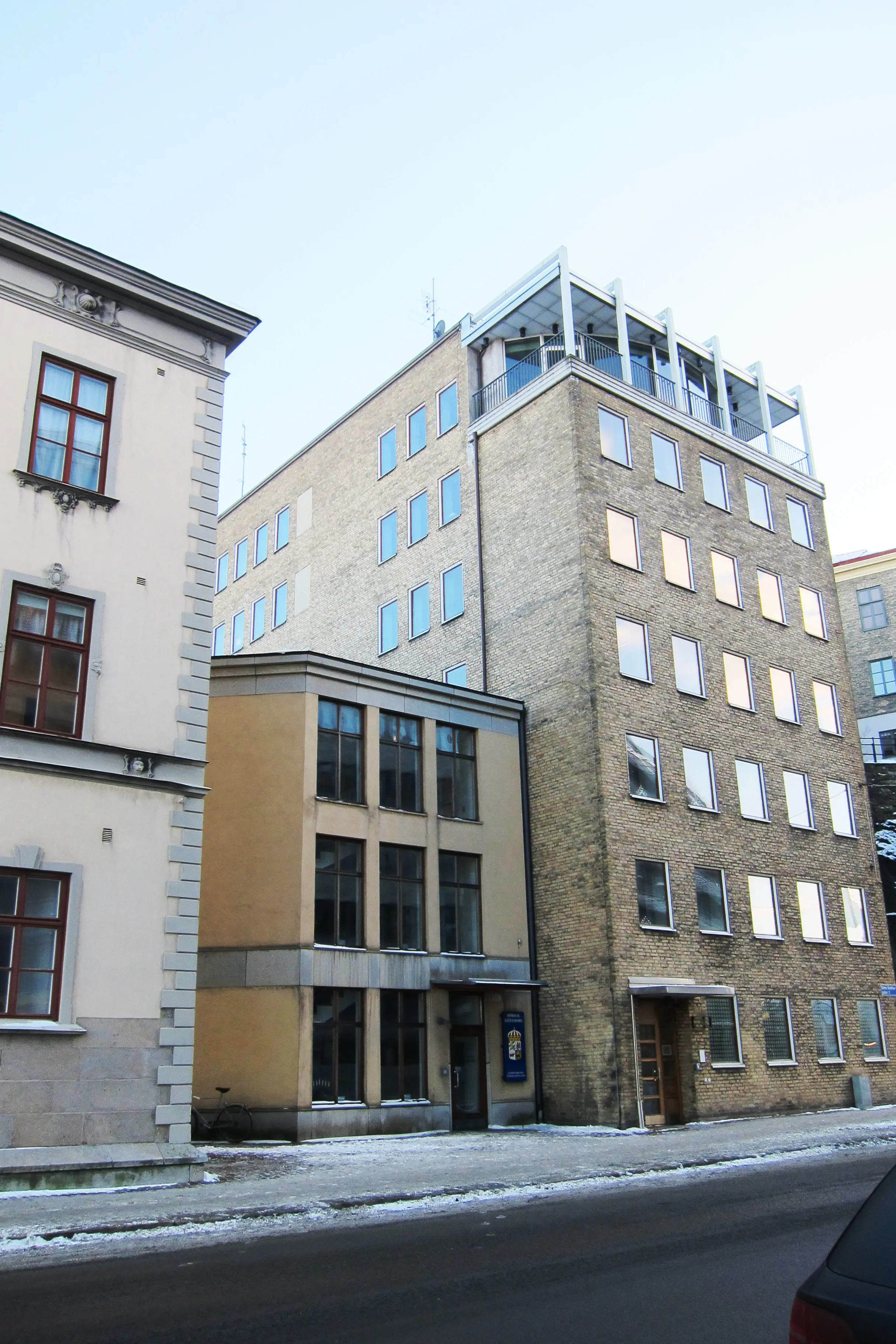 Exteriörer och fasader av byggnaderna bredvid residenset ut mot gatan.