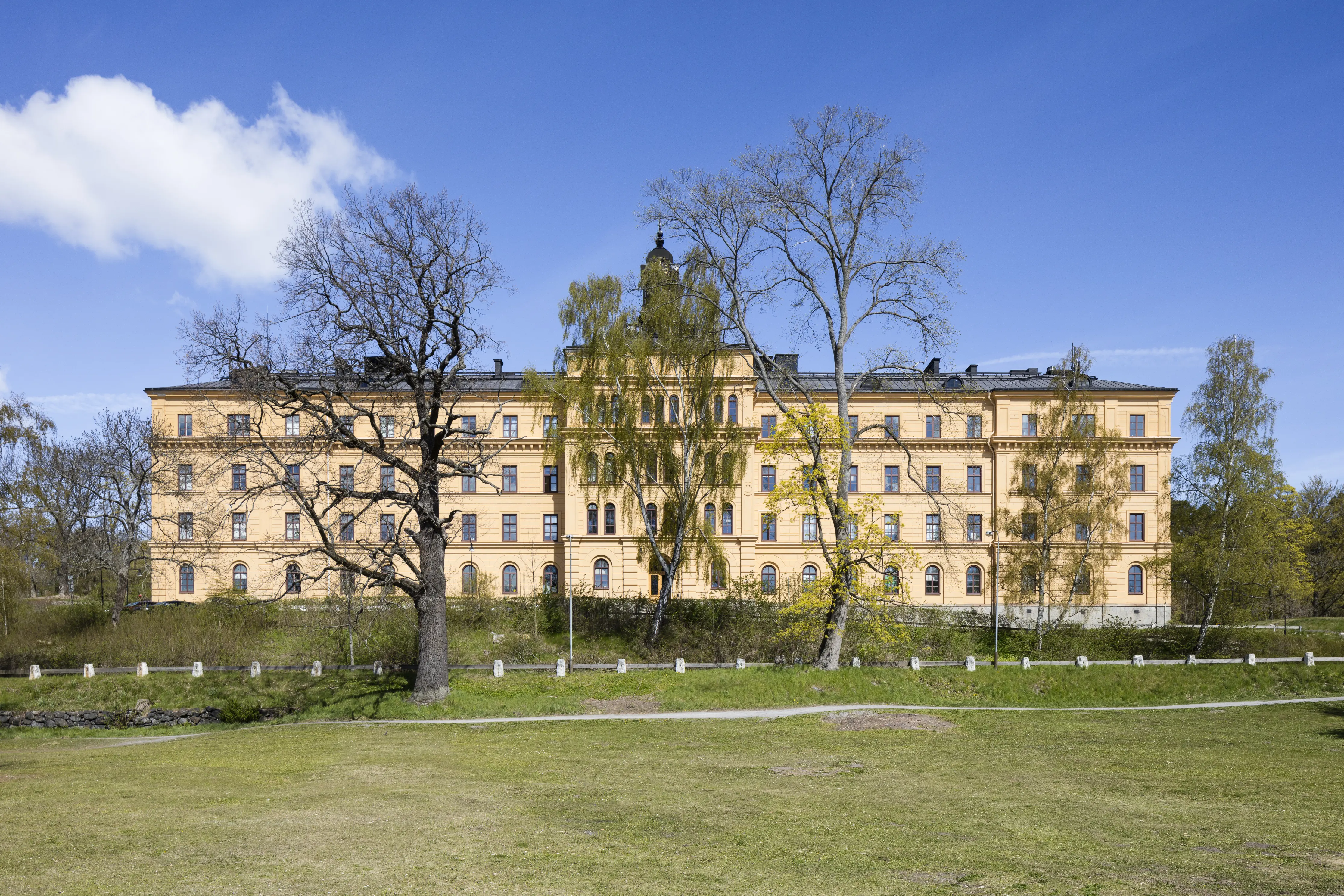 Manillaskolans huvudbyggnad sett från strandpromenaden.