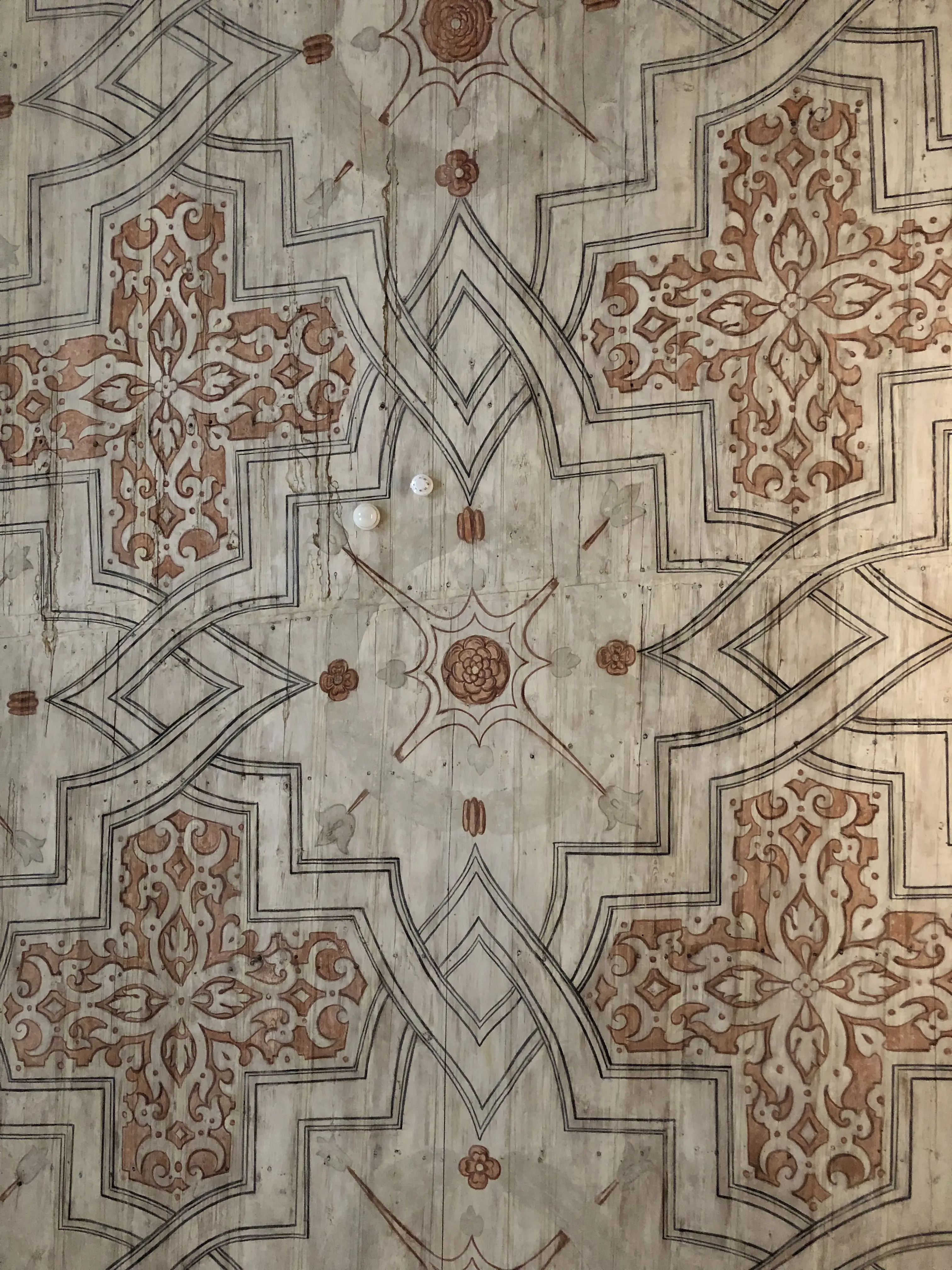 Innertak av trä i Vadstena slott, målat med arabesk-liknande mönster.