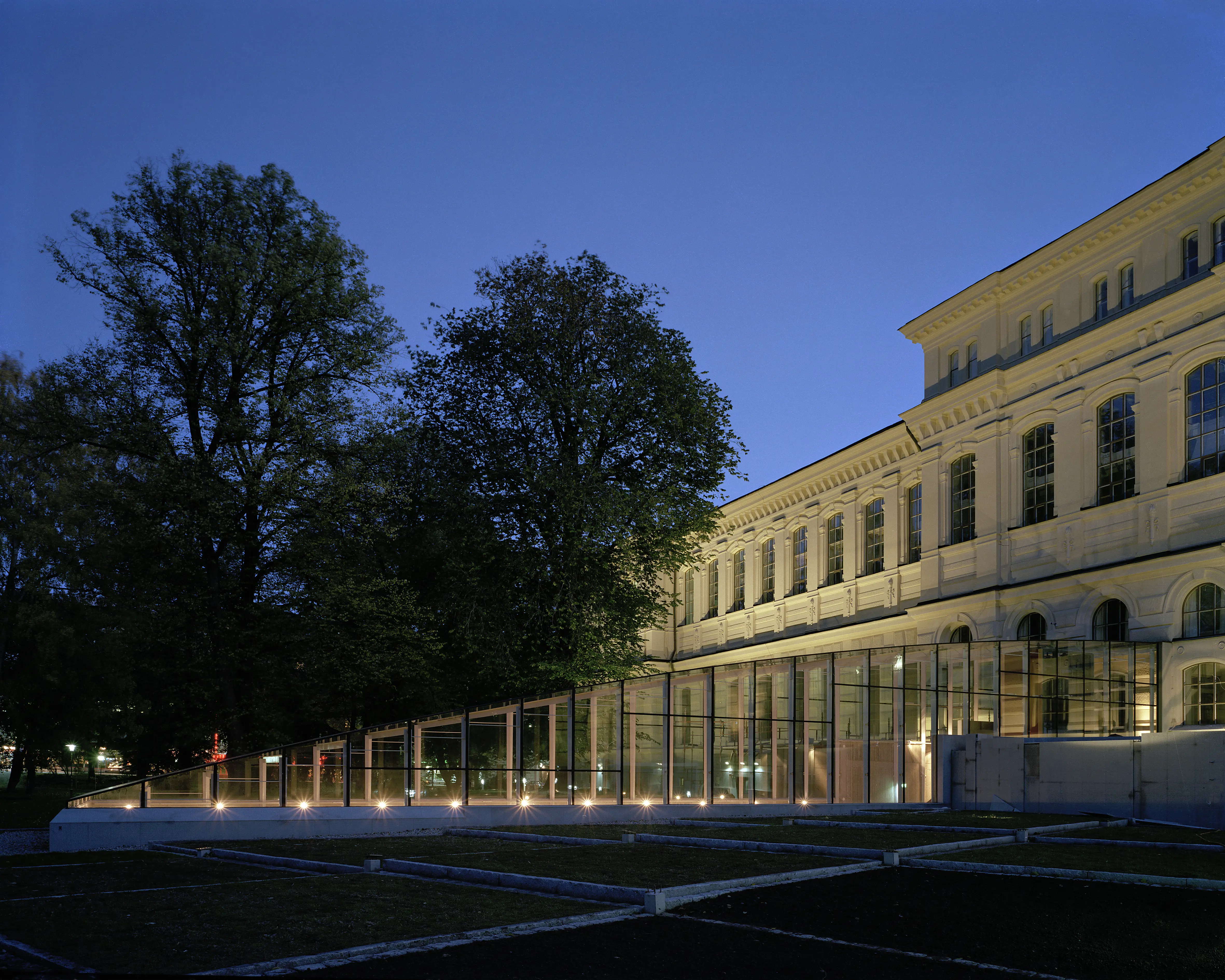Kungliga biblioteket. Baksidan mot Humlegården. En sluttande lanternin av glas och stål går ut från fasaden. Sommarkväll.
