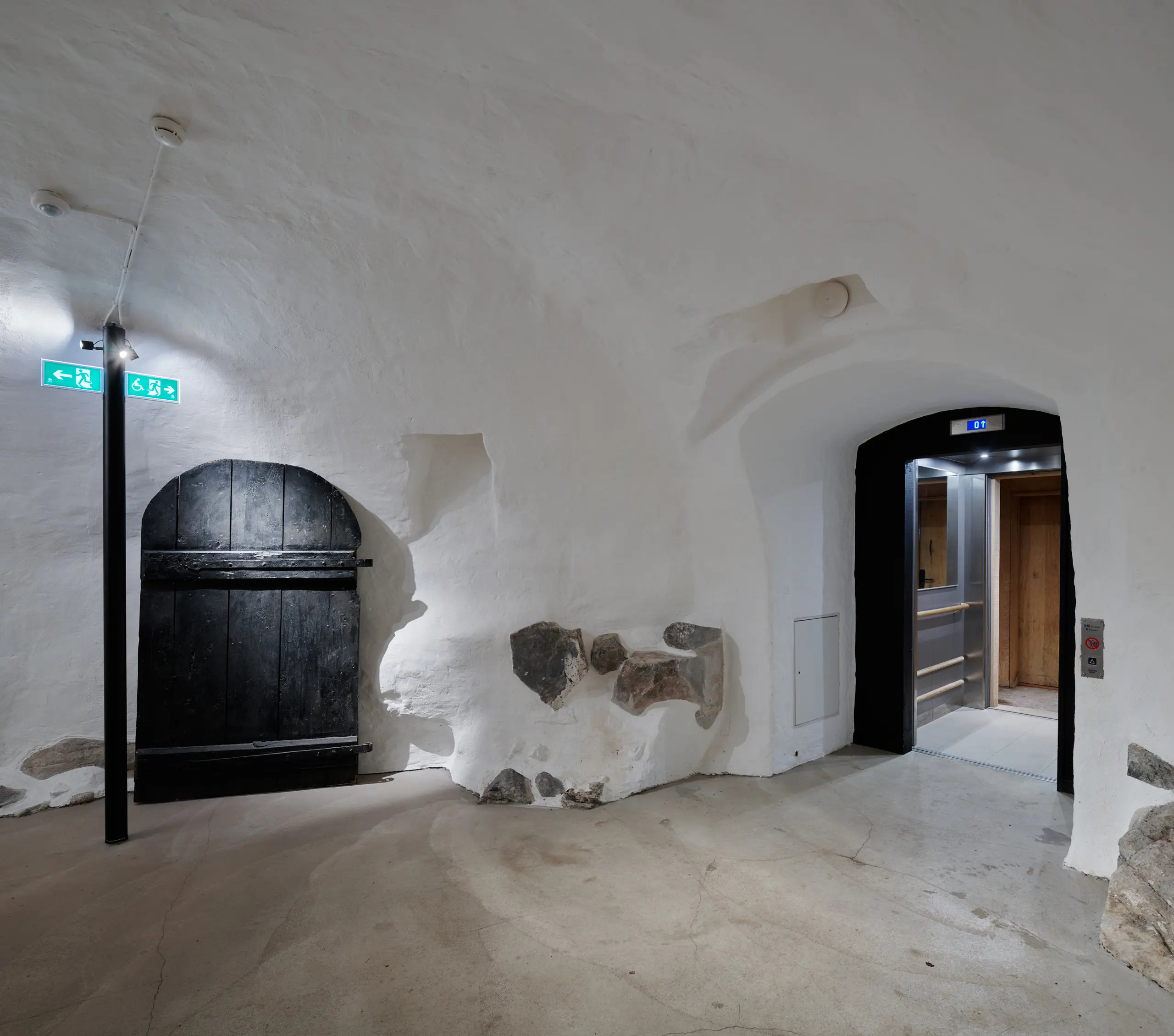 Skansen Kronan. Golvet innanför hissen består av jämn och platt betong för att ge god tillgänglighet.