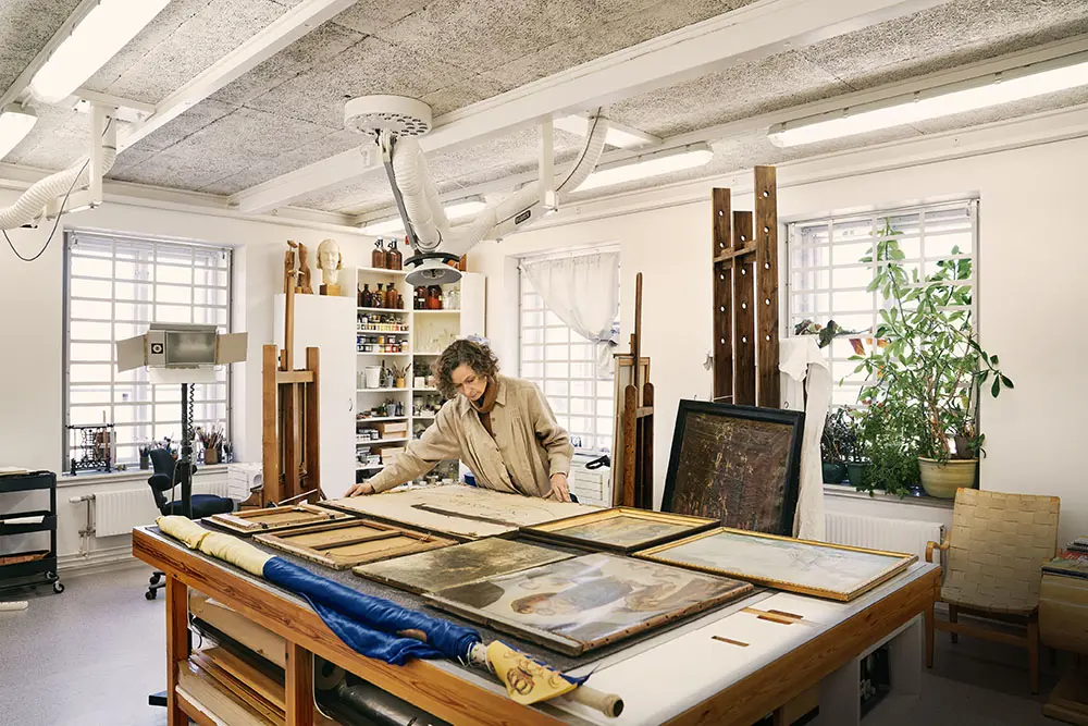 Målerikonservator Karin Hermeréns ateljé.