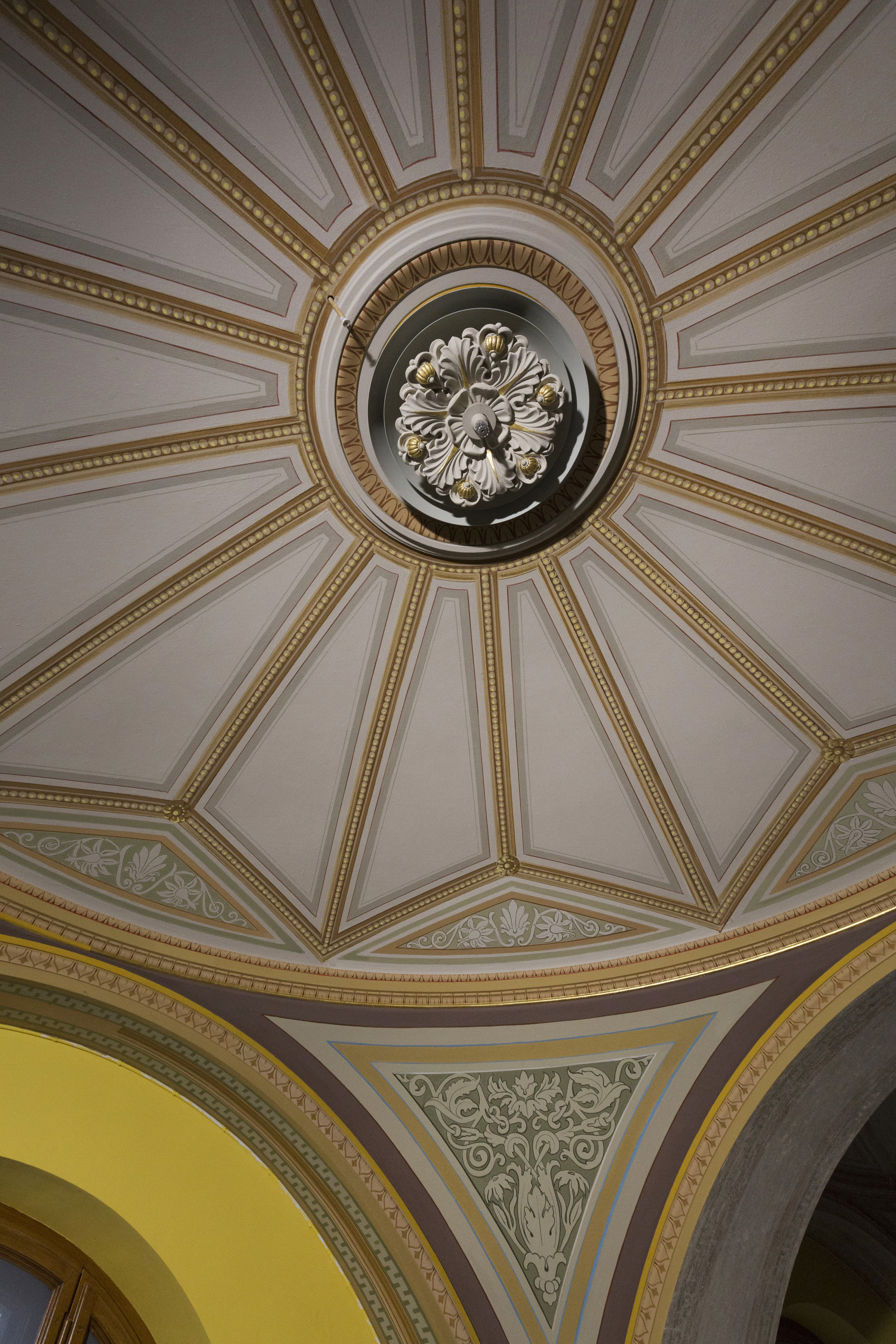 Interiör, Nationalmuseum. Detalj av tak-kupol med dekormålning och ventilation dold i takrosetten.