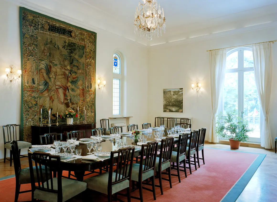 Matsal, ambassaden i Bukarest. På en vägg hänger en stor bonad och på golvet ligger en röd och blå matta.