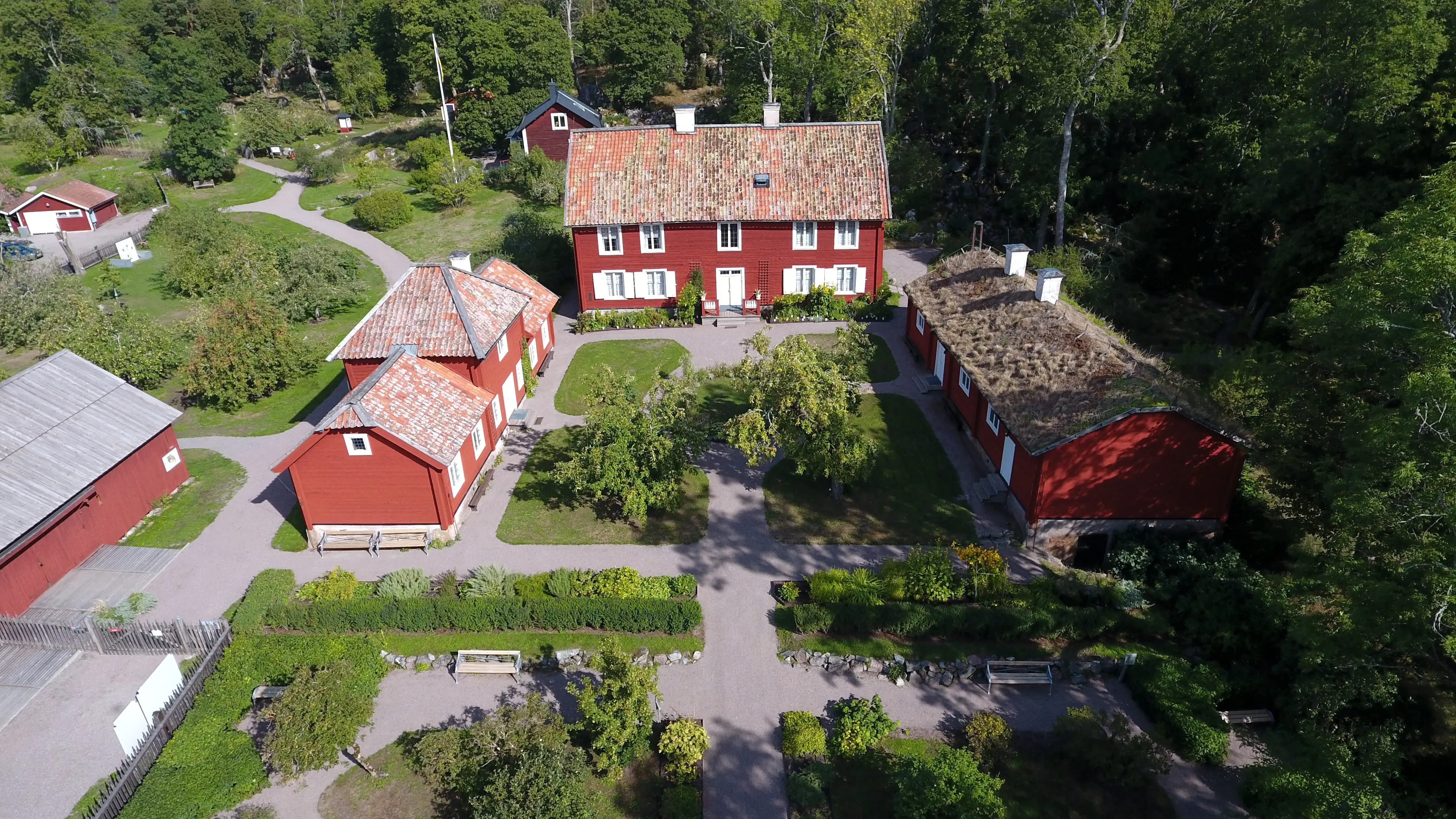 Flygfoto av Linnés Hammarby. Sommar och grönska.