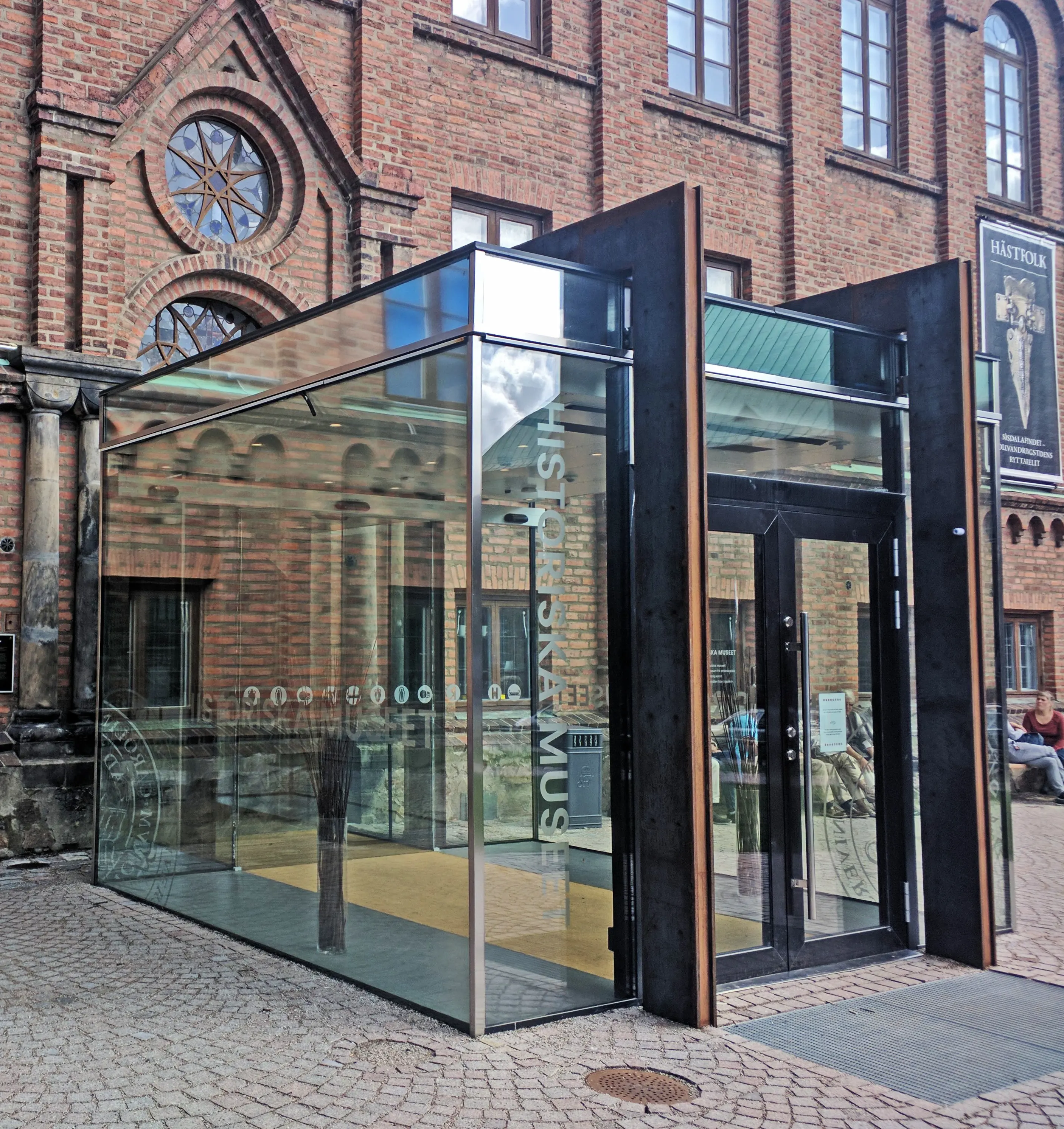 Historiska museet i Lund. Entrén är tillgänglighets-anpassad med en till-byggnad i glas.