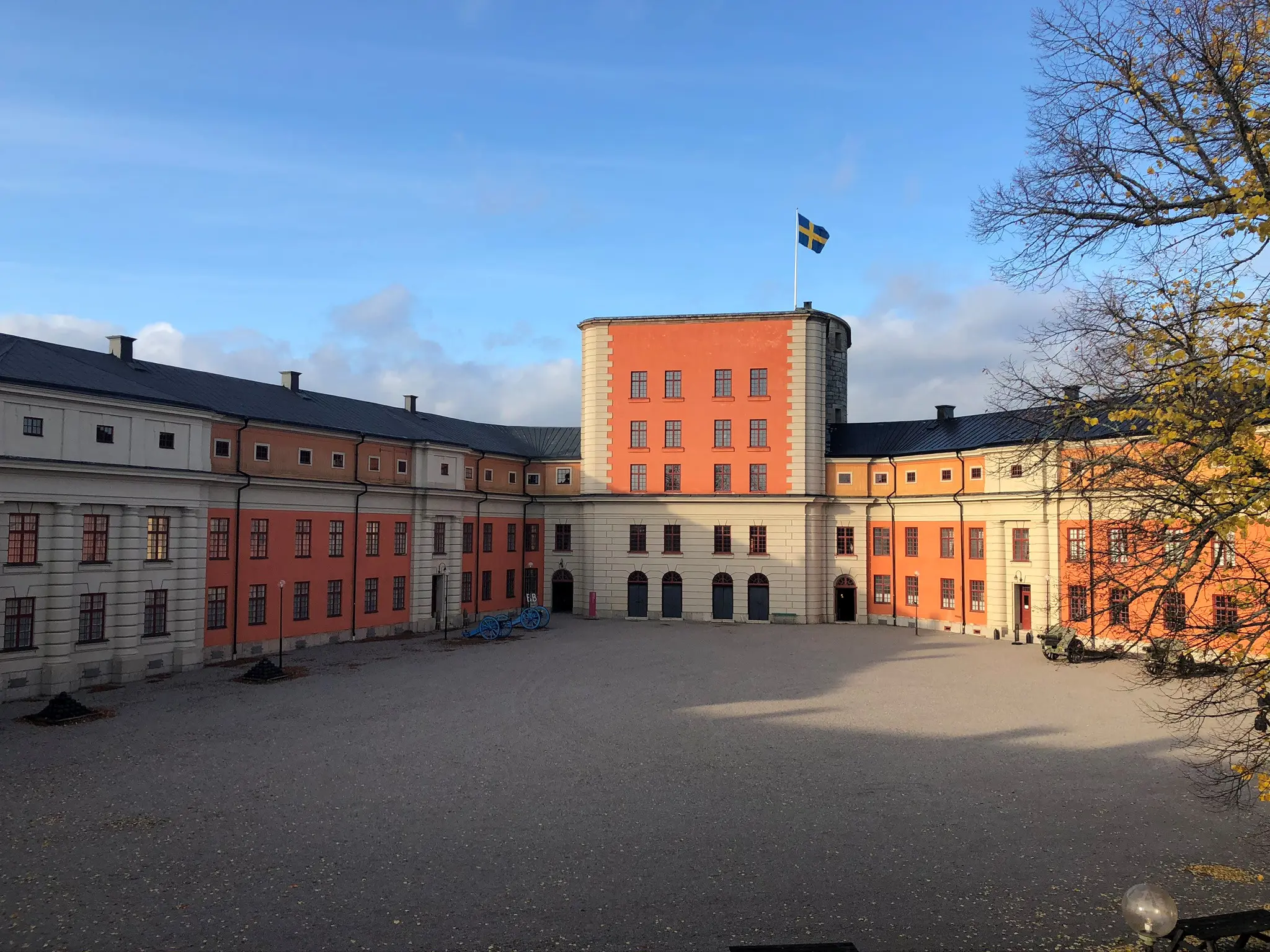Gården i Vaxholms kastell. Fasaderna mot gården är putsade i rött och vitt.