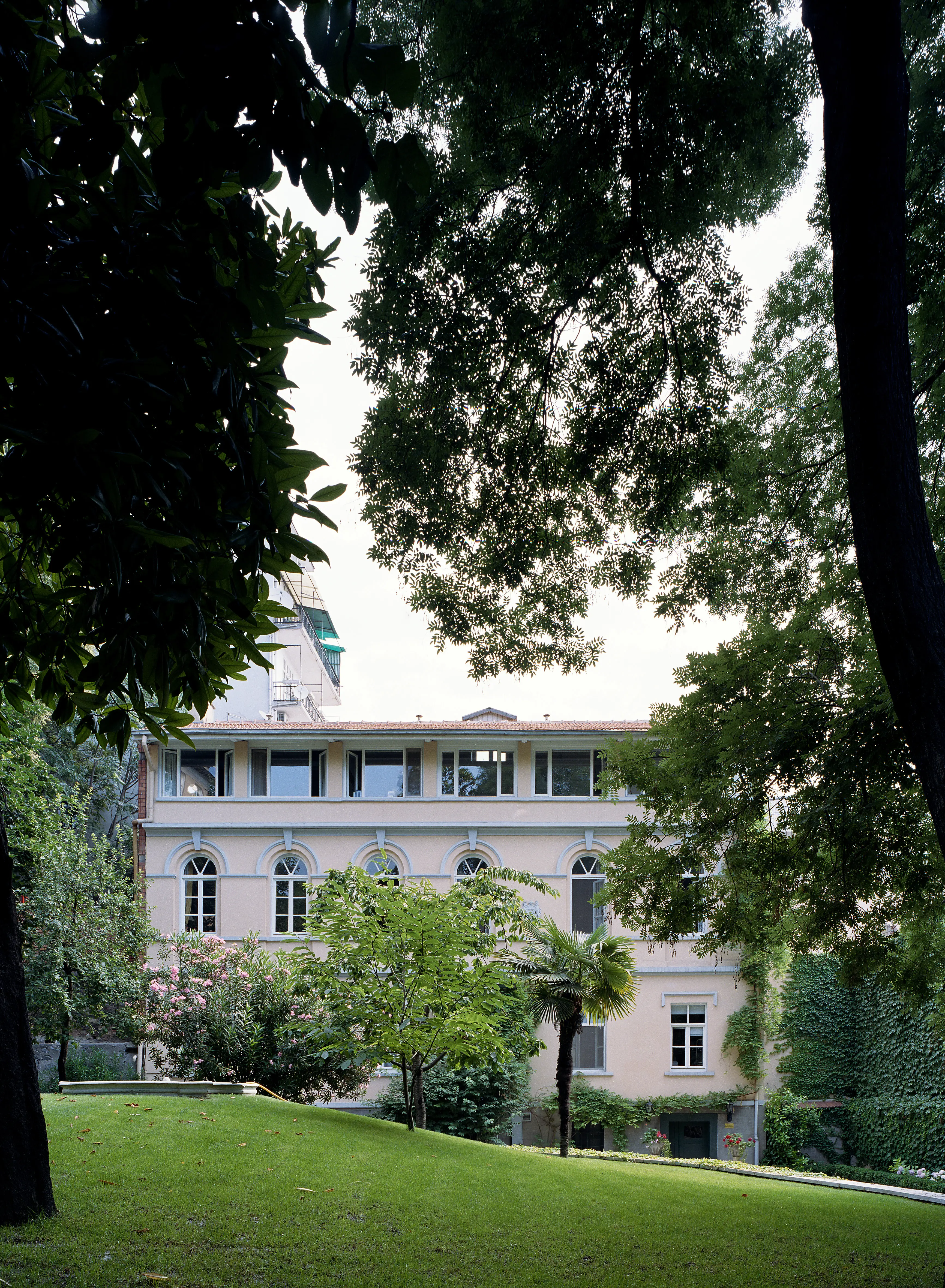 Svenska forskningsinstitutet i Istanbul. En ljust putsad trevåningsbyggnad i en lummig trädgård.
