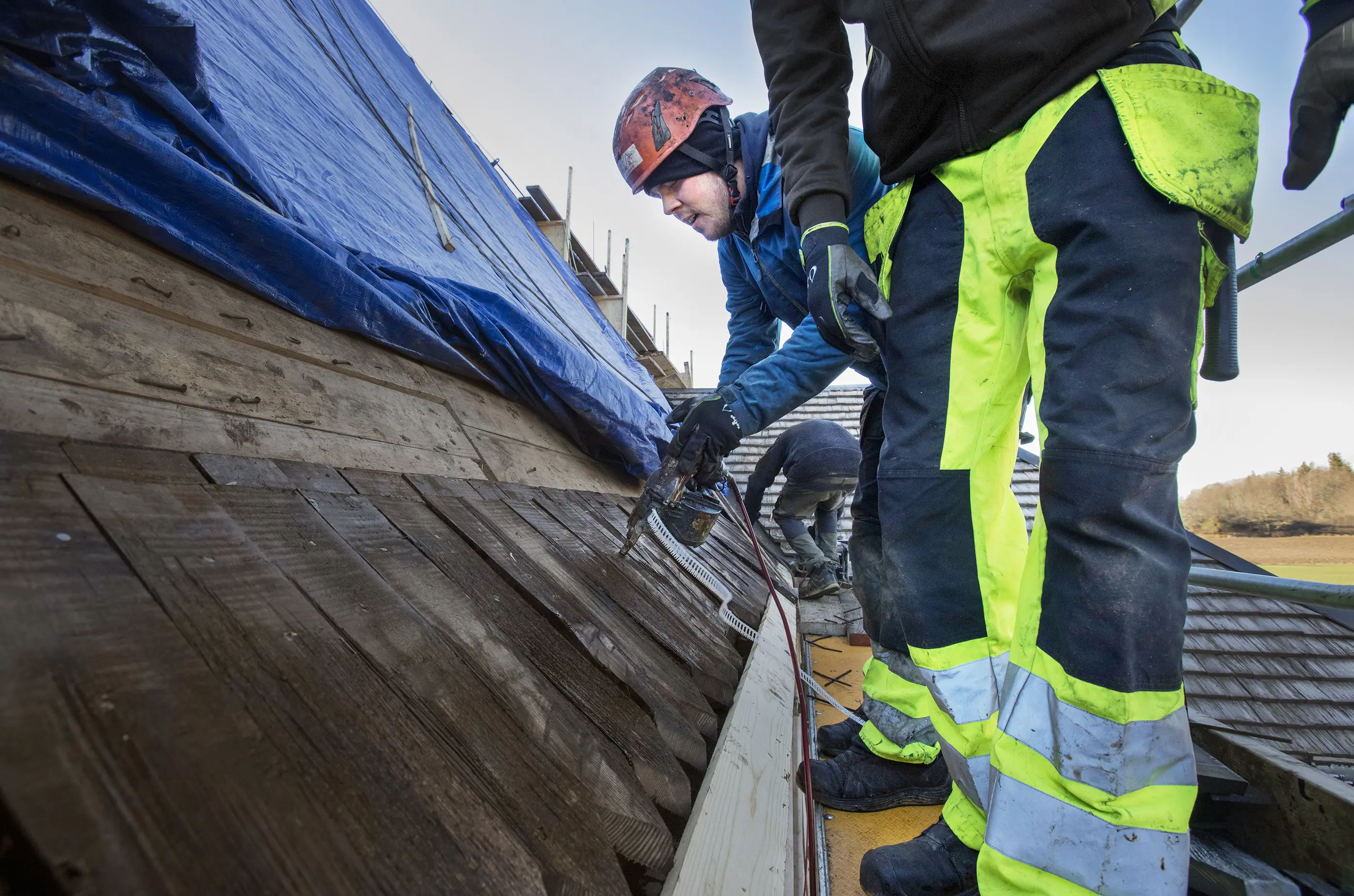 Nedersta raden av spåntaket är lagt på Arnö kyrka