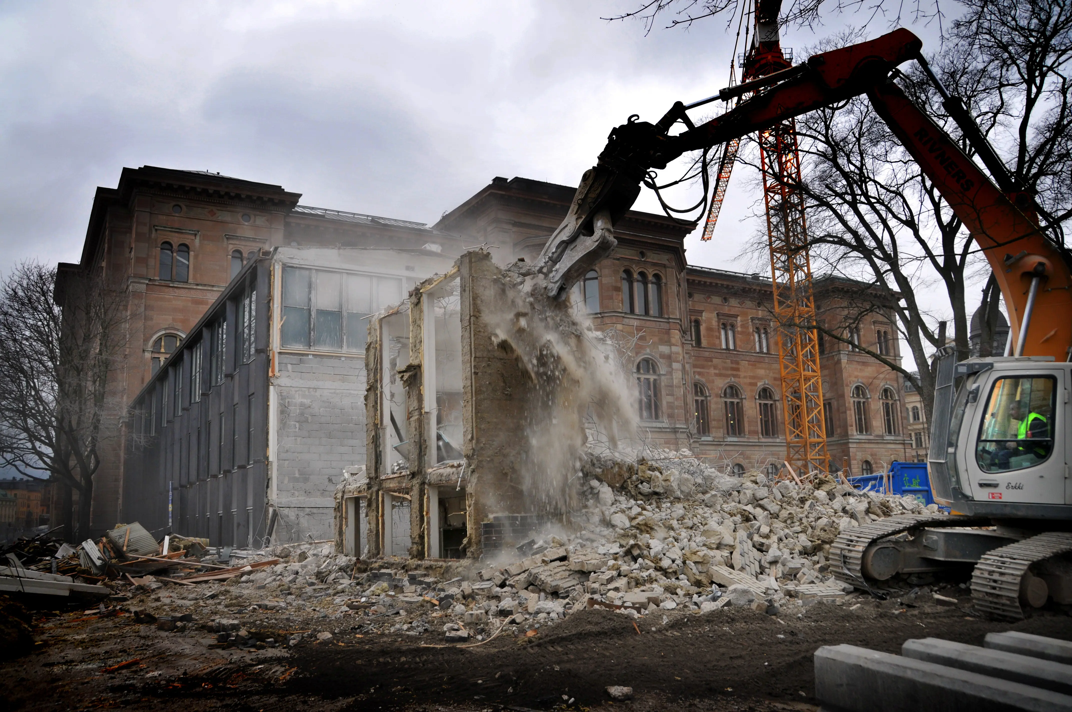 Nationalmuseum. En intill-liggande byggnad rivs med hjälp av en larvlastare.