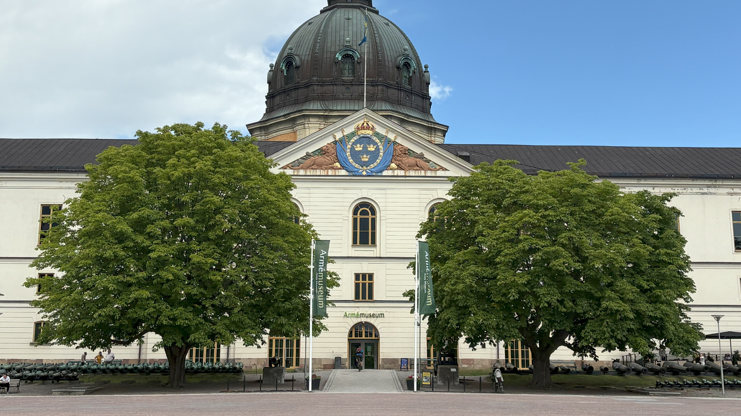 Armémuseum. Entréfasaden mot gårdsplanen. Mitt-delen har en prakt-gavel med tre kronor.