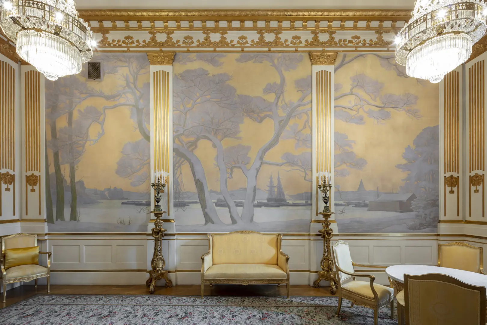 Kunglig loge med väggmålning av prins Eugen.