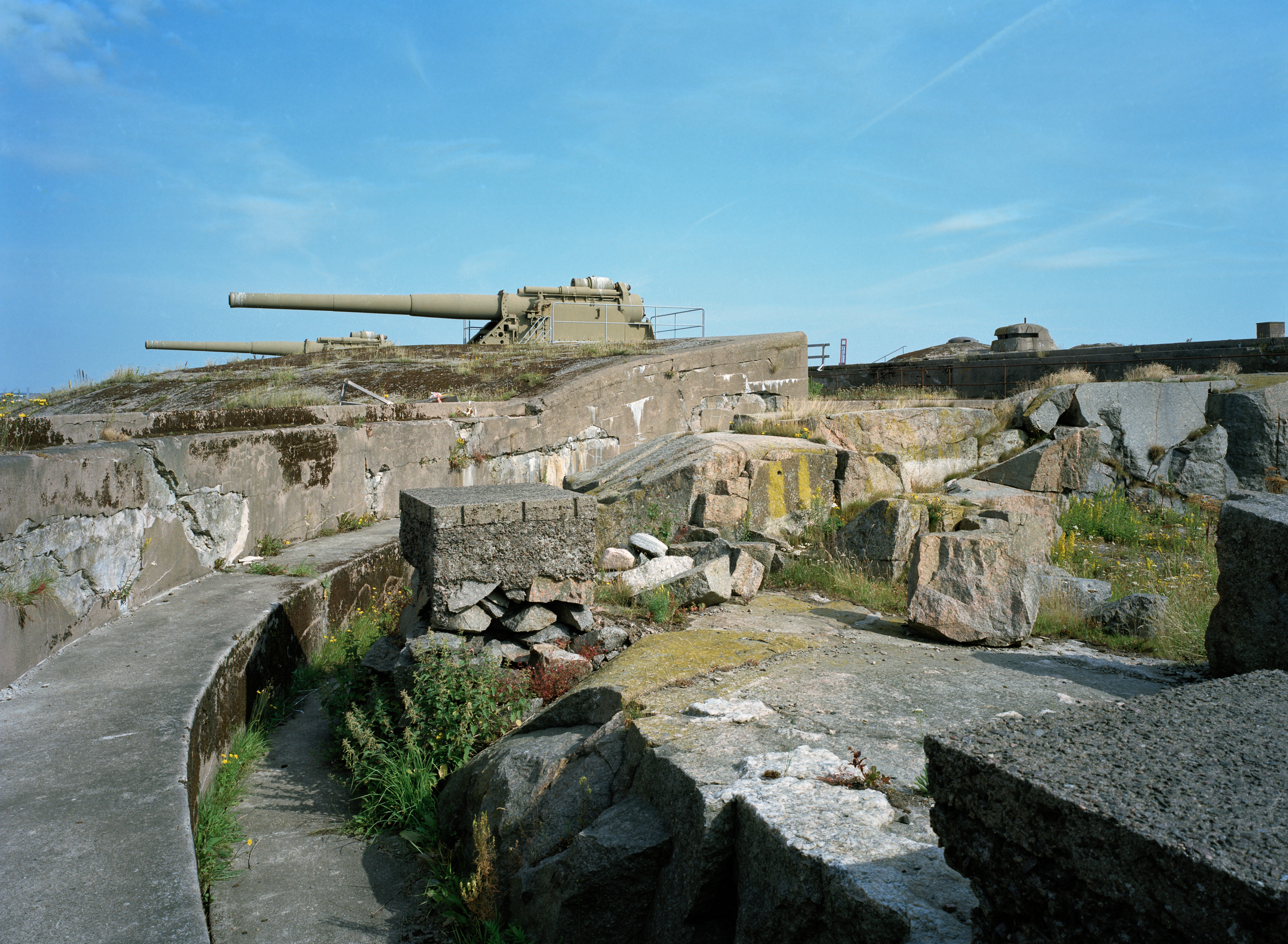Oscar den andres fort. Två stora kanoner står på berget.