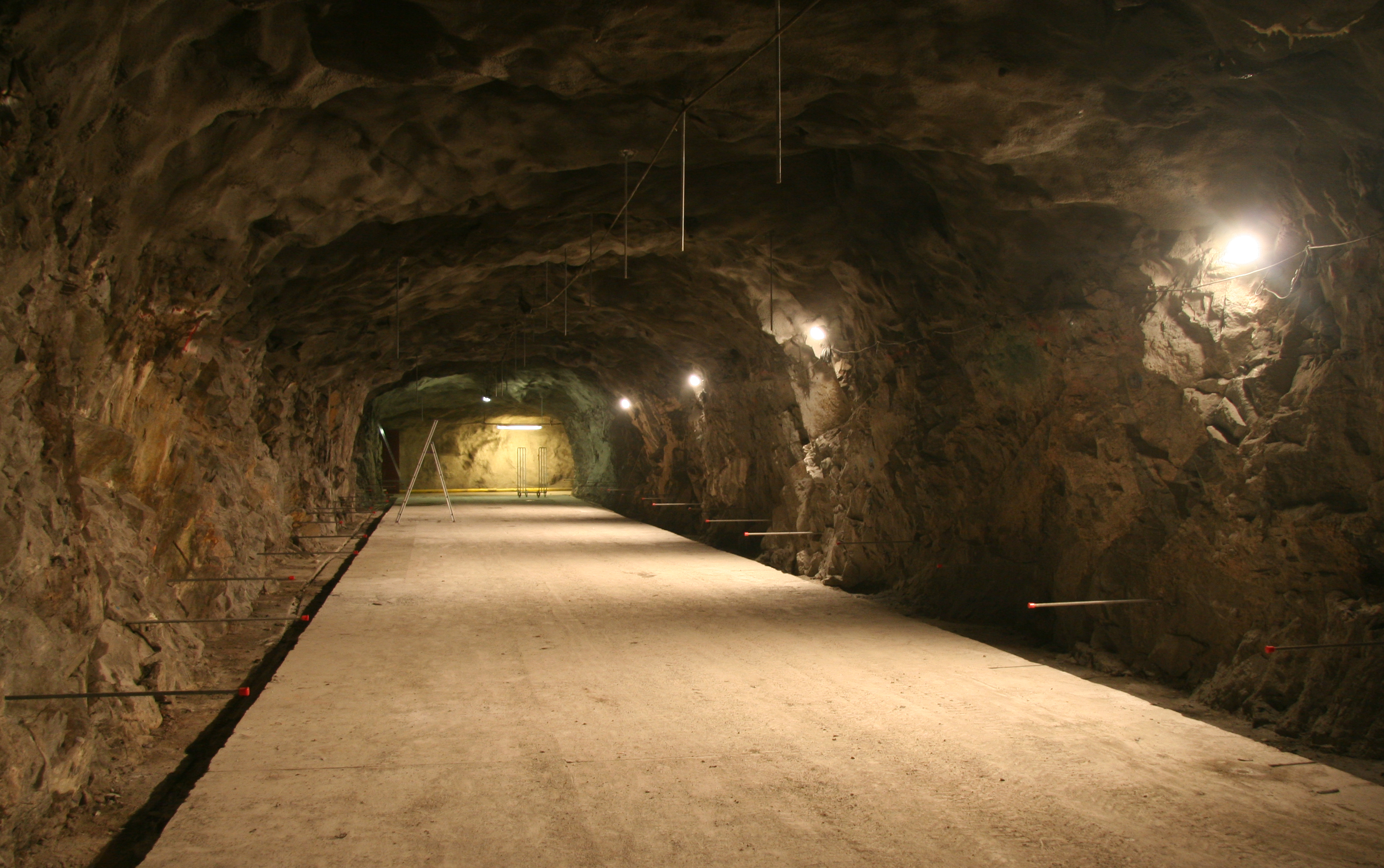 Bergrummet på Skeppsholmen under renovering. En gång utsprängd i berget med betong-golv.