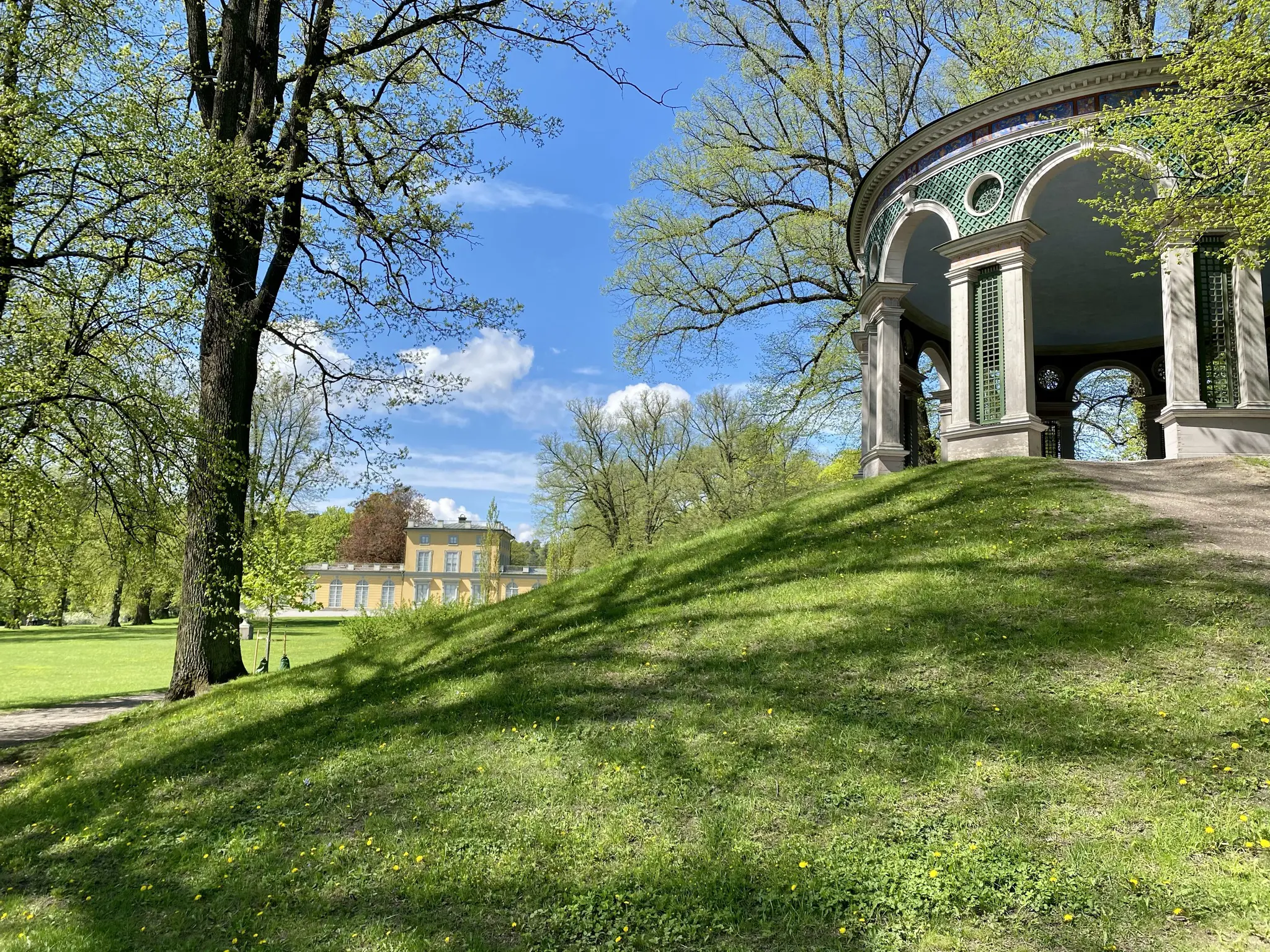 Hagaparken. Vy från Ekotemplet mot Gustav den tredjes paviljong. Vår och grönska.