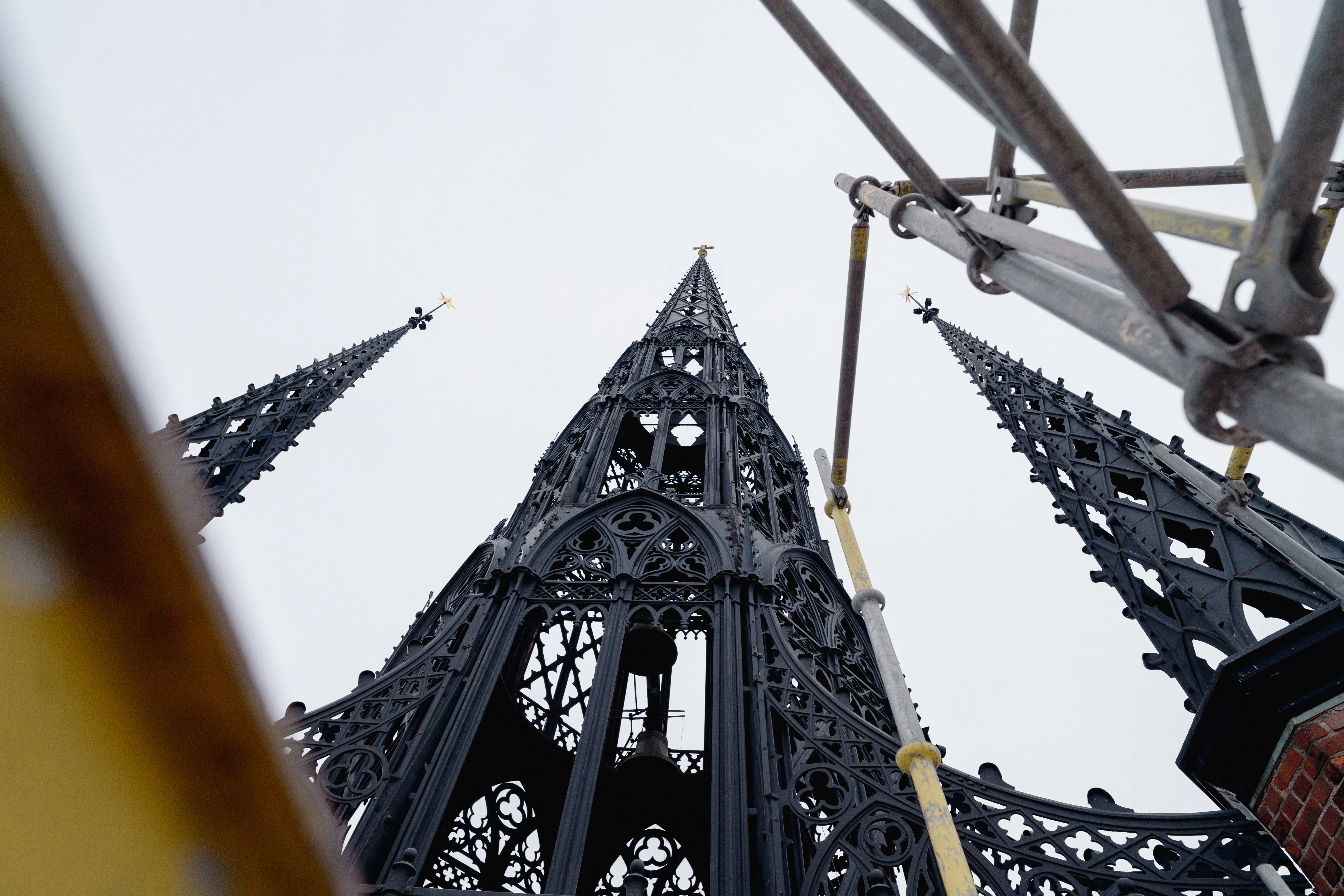 Riddarholmskyrkan. Spiran och två av turellerna sedda mellan byggställningar.