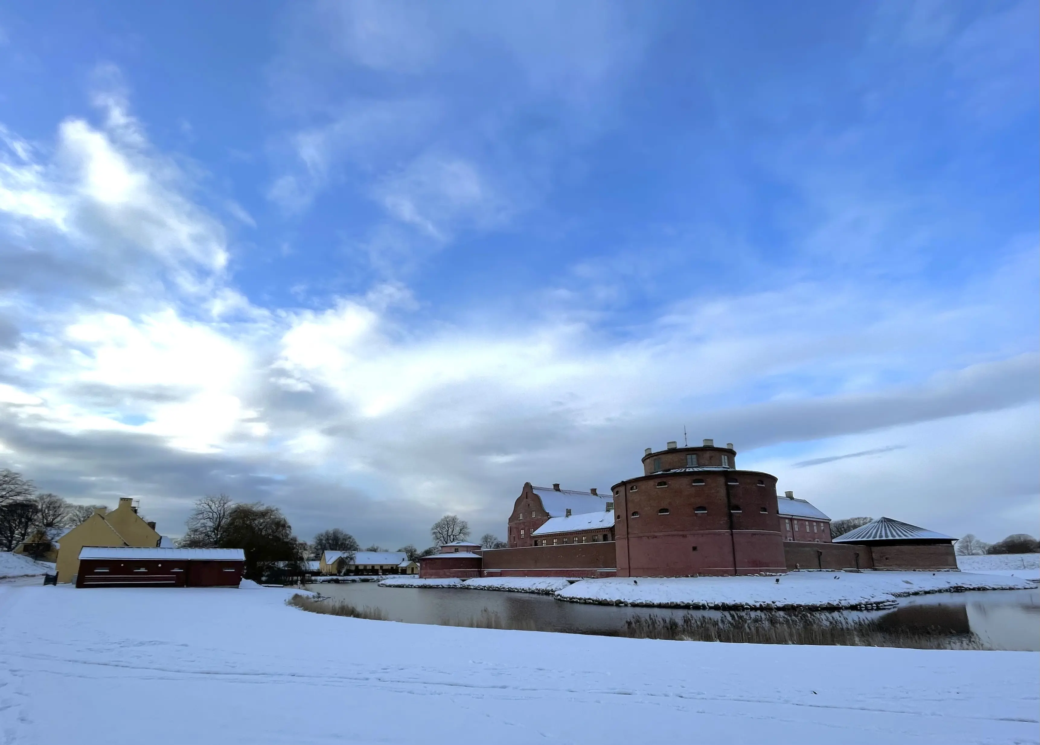 Landskrona citadell. Anläggningen med sina fyra hörntorn är byggd i tegel och rödputsad sten. Den omges av en vallgrav. Vinter och snö.