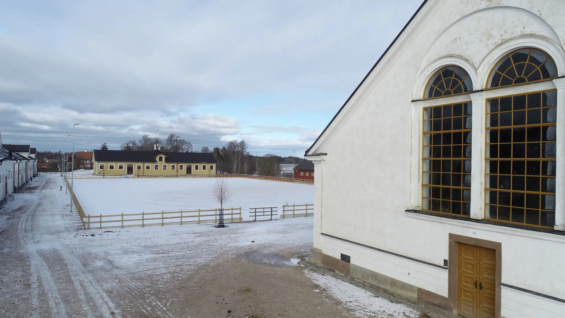 Ridbana med snö och två byggnader